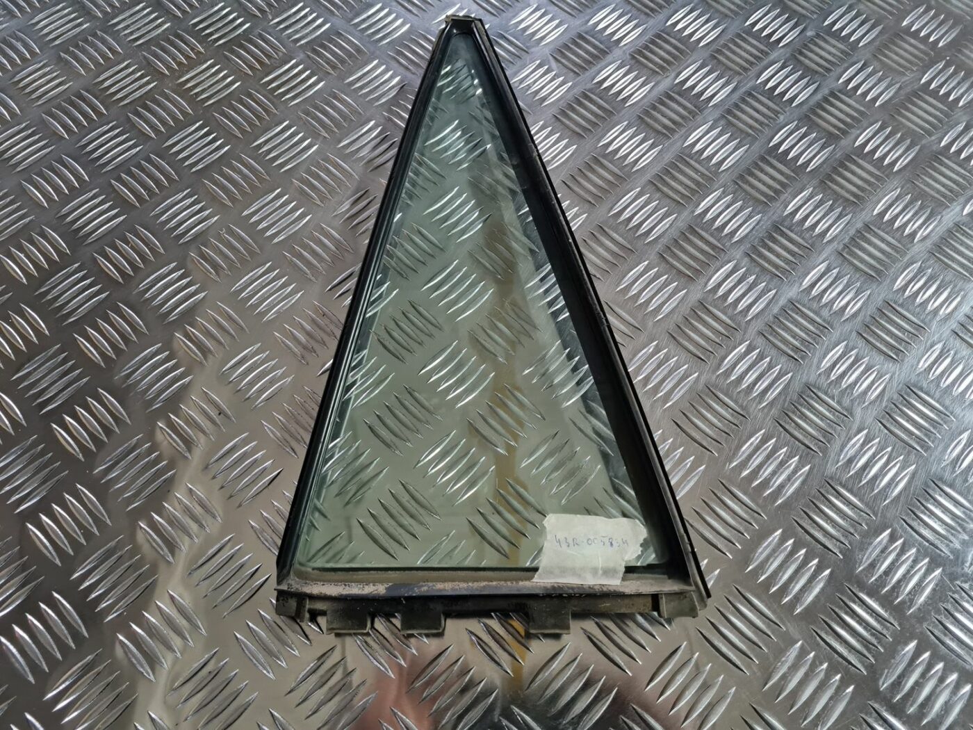 Labo durvju stūra stikls priekš TOYOTA COROLLA VERSO 2003 1 Labo durvju stūra stikls priekš TOYOTA COROLLA VERSO 2003