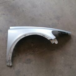 Priekšējais labais spārns priekš VOLVO C30 2008 SILVER