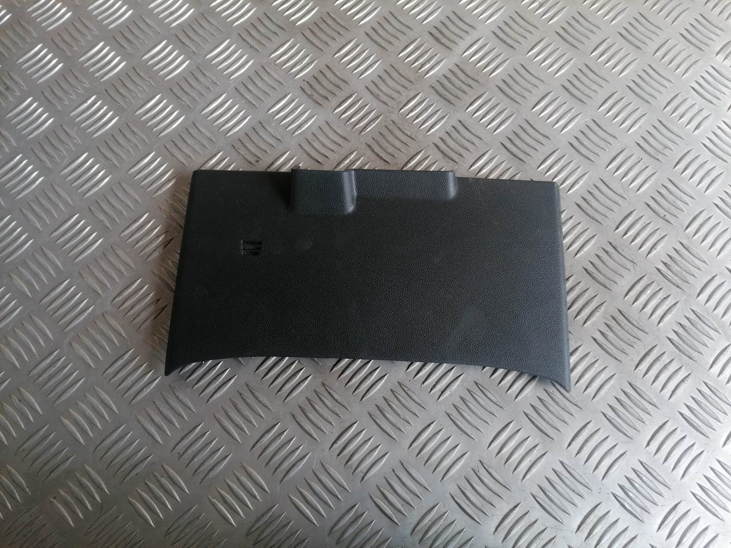 Mērinstrumentu paneļa apakšēja apdare priekš VOLVO C30 2008 SILVER 1 Mērinstrumentu paneļa apakšēja apdare priekš VOLVO C30 2008 SILVER