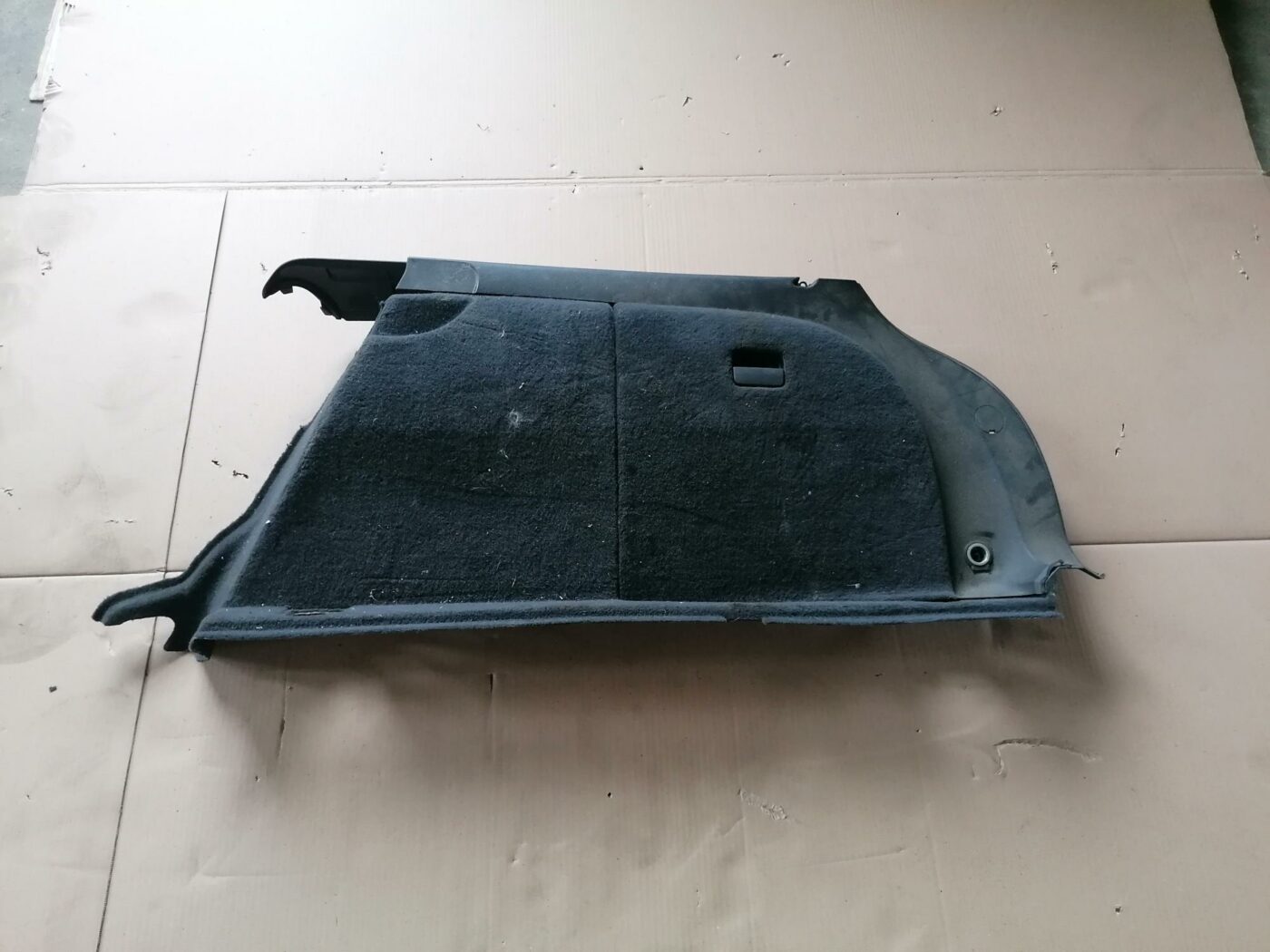 Bagāžnieka nodalījuma sānu apdare priekš AUDI A4 2008 AVANT 1 Bagāžnieka nodalījuma sānu apdare priekš AUDI A4 2008 AVANT