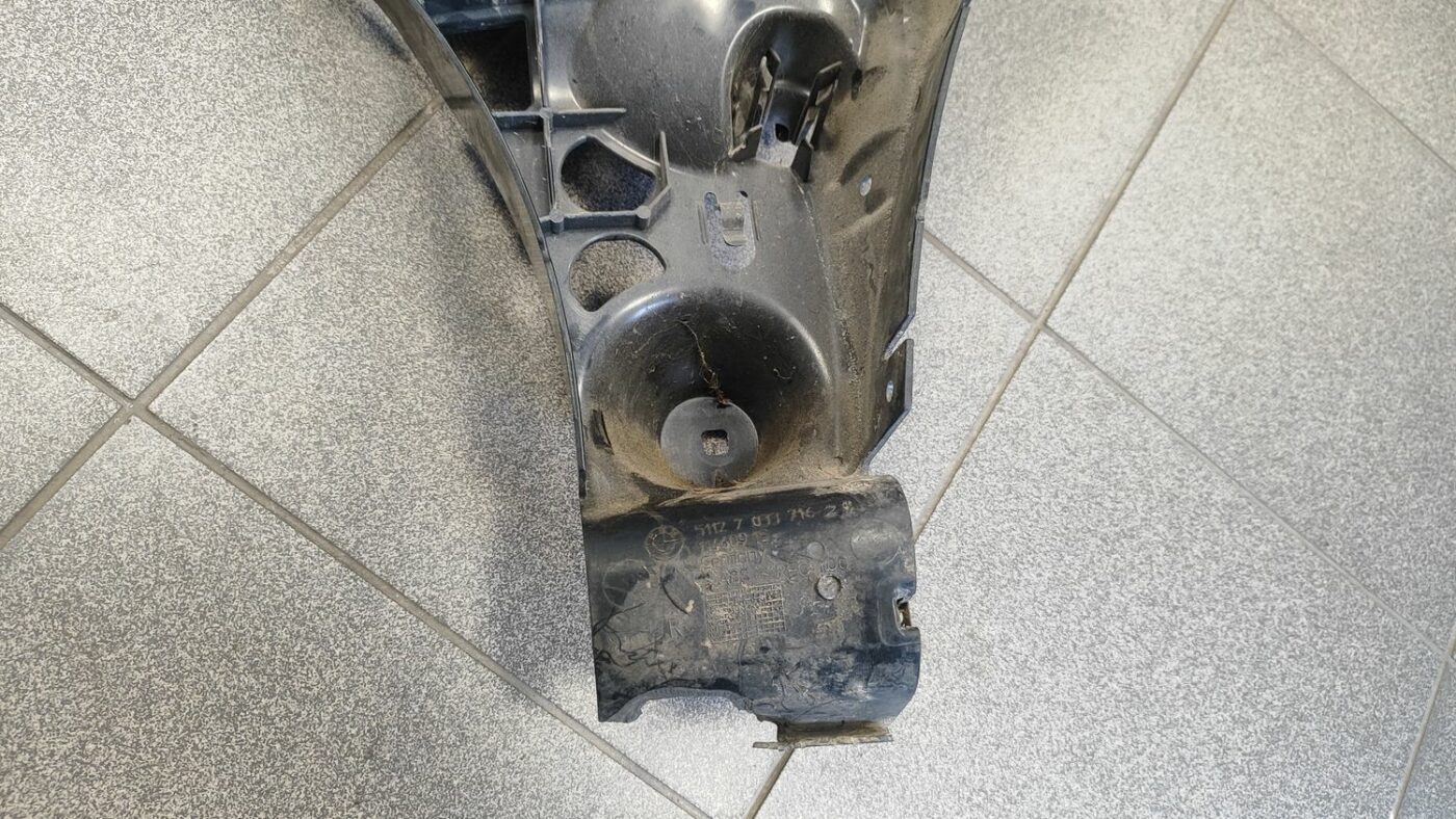 Aizmugurējā spārna un bufera stiprinājums priekš BMW 525 E60 2006 BLACK 16 Aizmugurējā spārna un bufera stiprinājums priekš BMW 525 E60 2006 BLACK