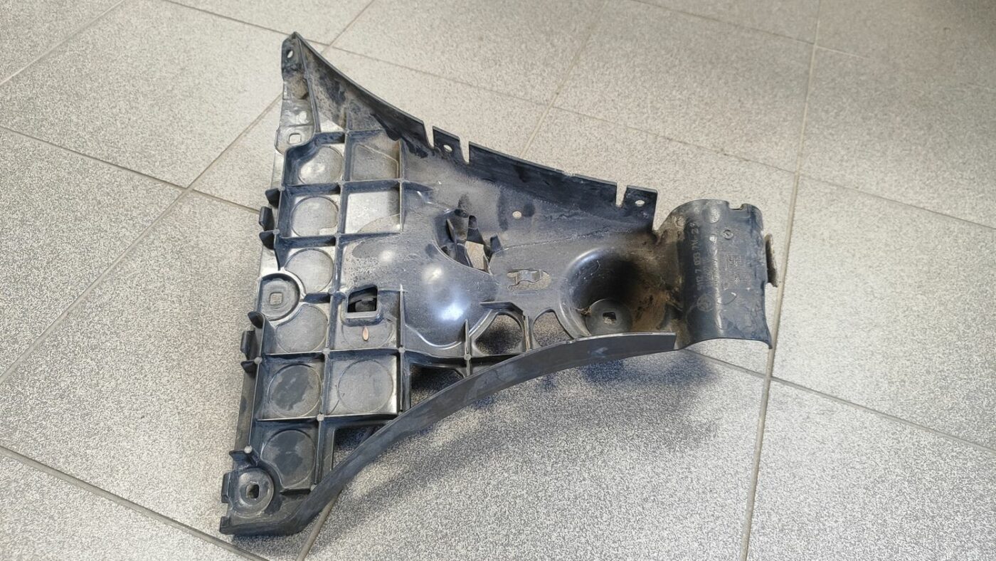 Aizmugurējā spārna un bufera stiprinājums priekš BMW 525 E60 2006 BLACK 13 Aizmugurējā spārna un bufera stiprinājums priekš BMW 525 E60 2006 BLACK