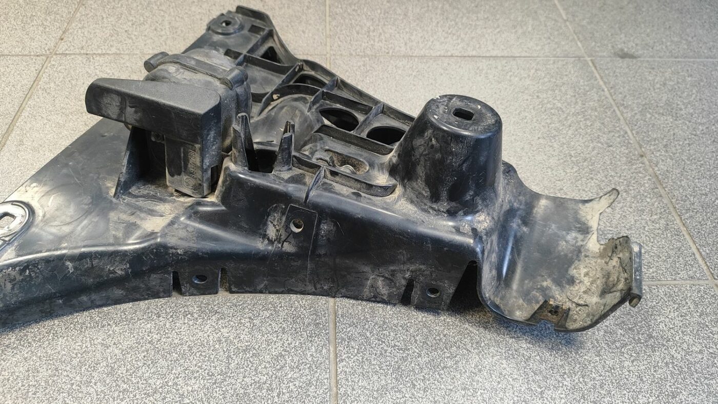 Aizmugurējā spārna un bufera stiprinājums priekš BMW 525 E60 2006 BLACK 3 Aizmugurējā spārna un bufera stiprinājums priekš BMW 525 E60 2006 BLACK