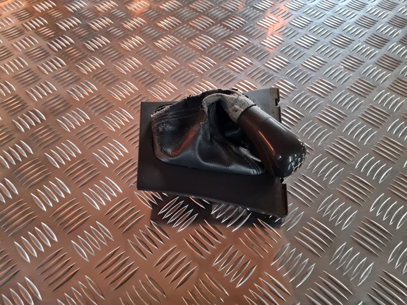 Pārnesumu pārslēgšanas kloķa auduma pārvalks priekš VOLVO V70 2002 ASHGOLD 1 Pārnesumu pārslēgšanas kloķa auduma pārvalks priekš VOLVO V70 2002 ASHGOLD