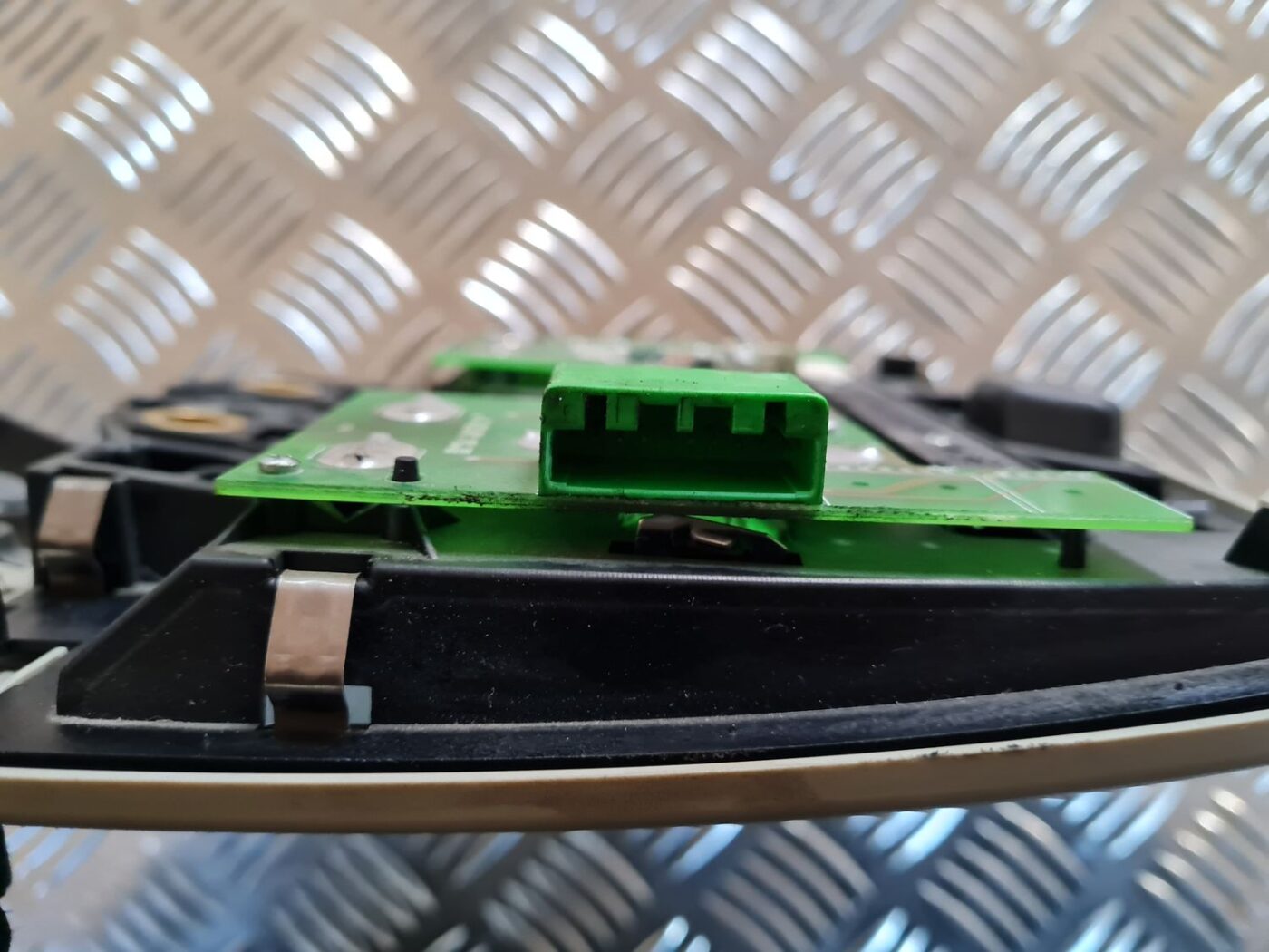 Salona apgaismojuma panelis priekš VOLVO V70 2002 ASHGOLD 3 Salona apgaismojuma panelis priekš VOLVO V70 2002 ASHGOLD