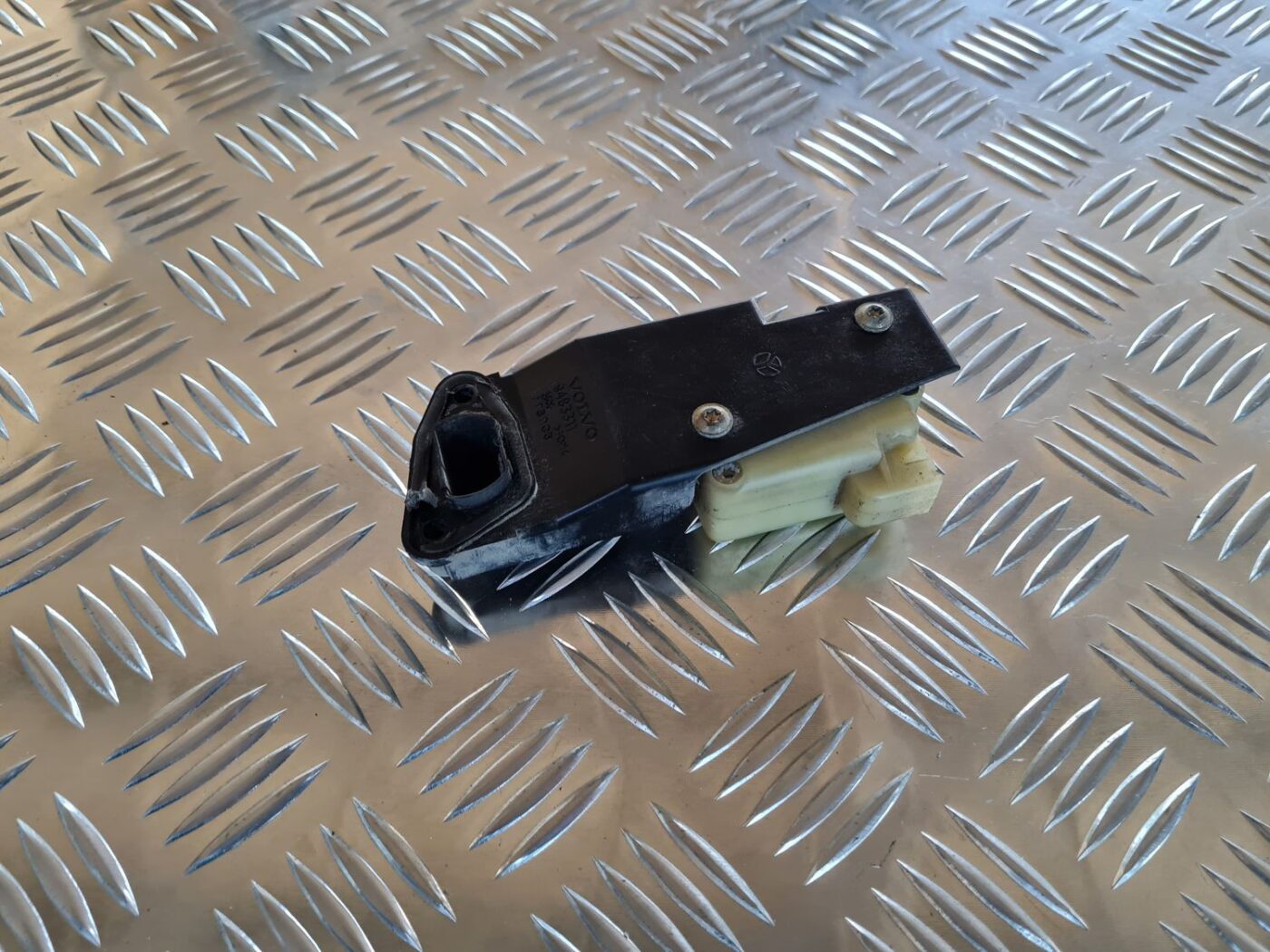 Degvielas tvertnes vāka slēdzene priekš VOLVO V70 2002 ASHGOLD