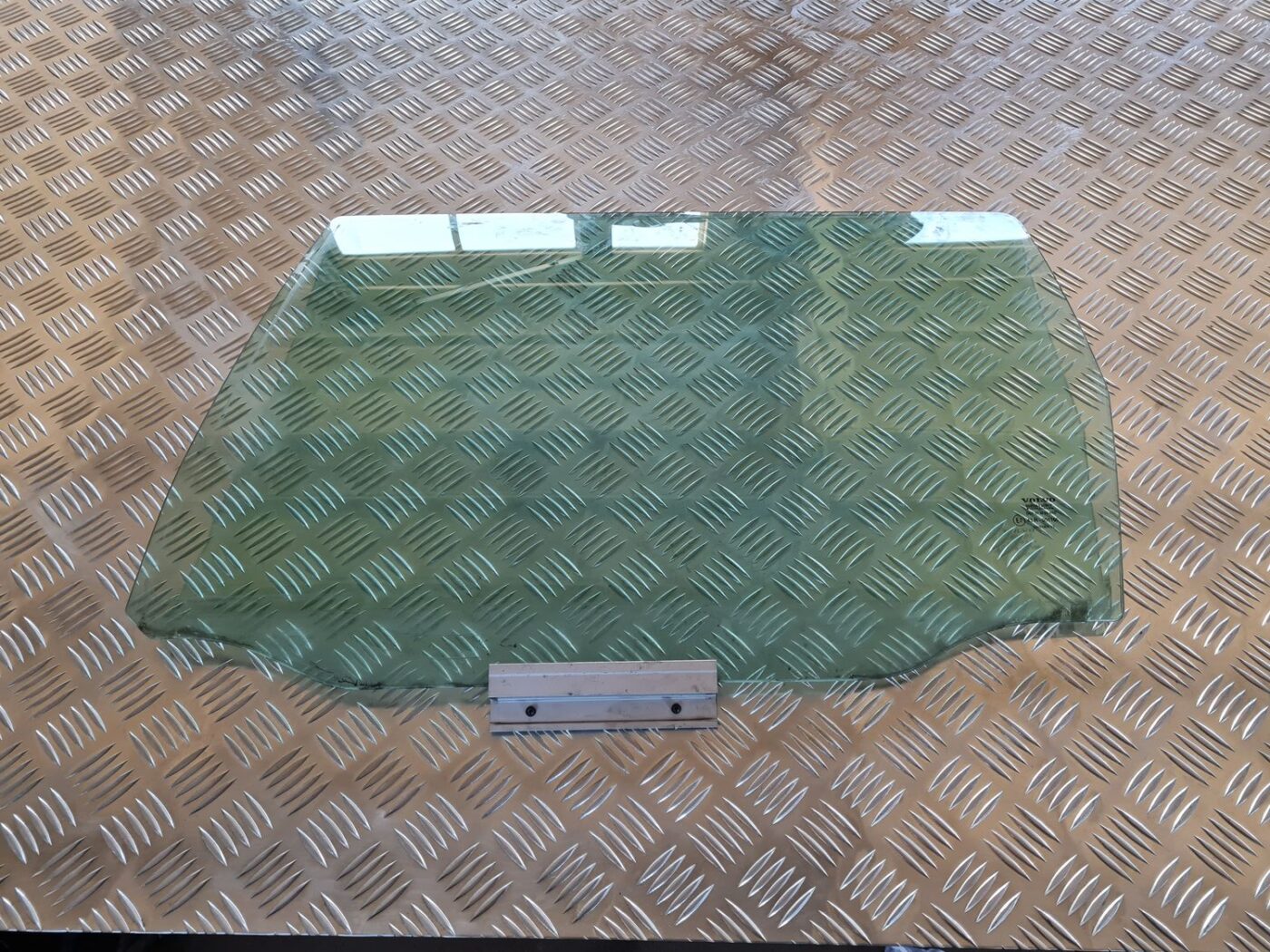 Aizmugurējo kreiso durvju stikls priekš VOLVO V70 2002 ASHGOLD 1 Aizmugurējo kreiso durvju stikls priekš VOLVO V70 2002 ASHGOLD