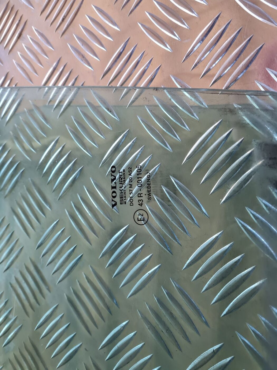 Aizmugurējo kreiso durvju stikls priekš VOLVO V70 2002 ASHGOLD 2 Aizmugurējo kreiso durvju stikls priekš VOLVO V70 2002 ASHGOLD