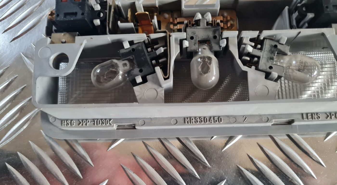 Priekšējo sēdvietu apgaismojums priekš MITSUBISHI LANCER 2006 3 Priekšējo sēdvietu apgaismojums priekš MITSUBISHI LANCER 2006