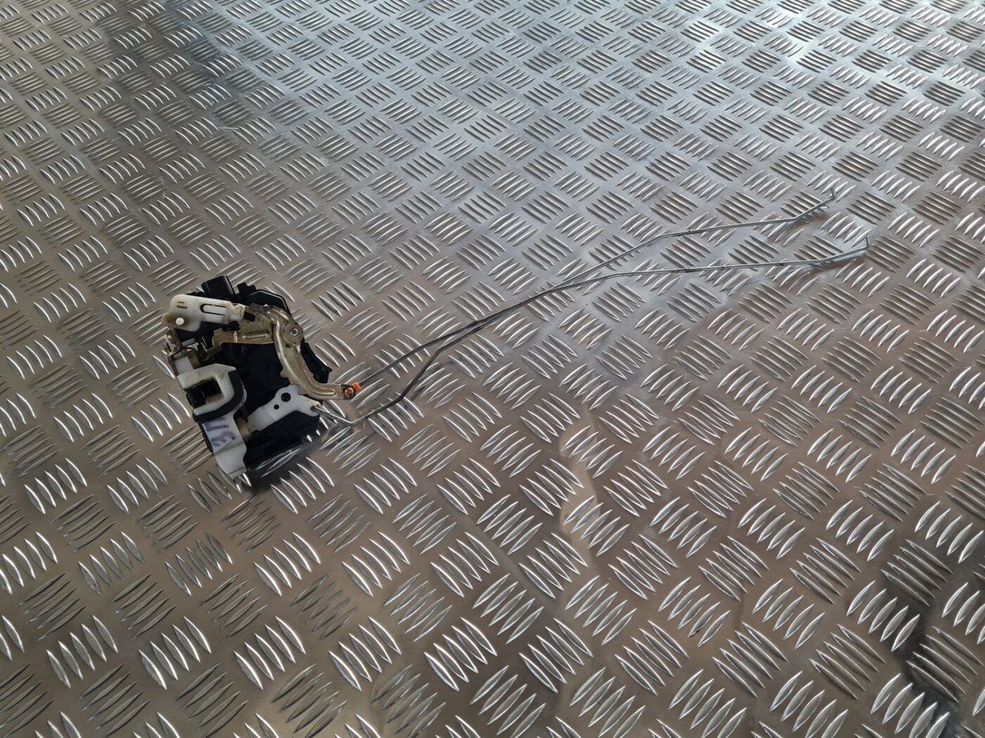 Aizmugurējo labo durvju slēdzene priekš MITSUBISHI LANCER 2006 1 Aizmugurējo labo durvju slēdzene priekš MITSUBISHI LANCER 2006