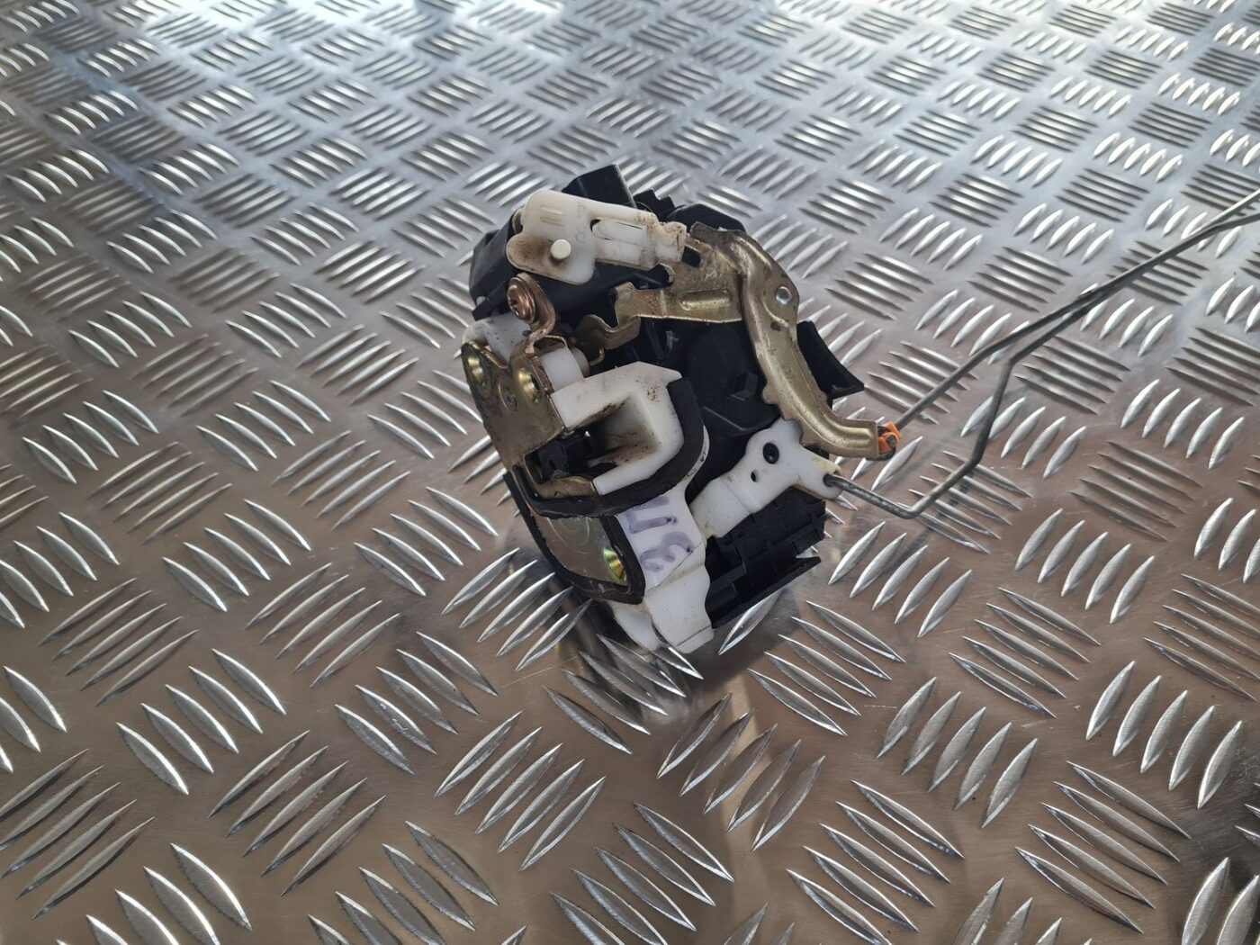 Aizmugurējo labo durvju slēdzene priekš MITSUBISHI LANCER 2006 2 Aizmugurējo labo durvju slēdzene priekš MITSUBISHI LANCER 2006