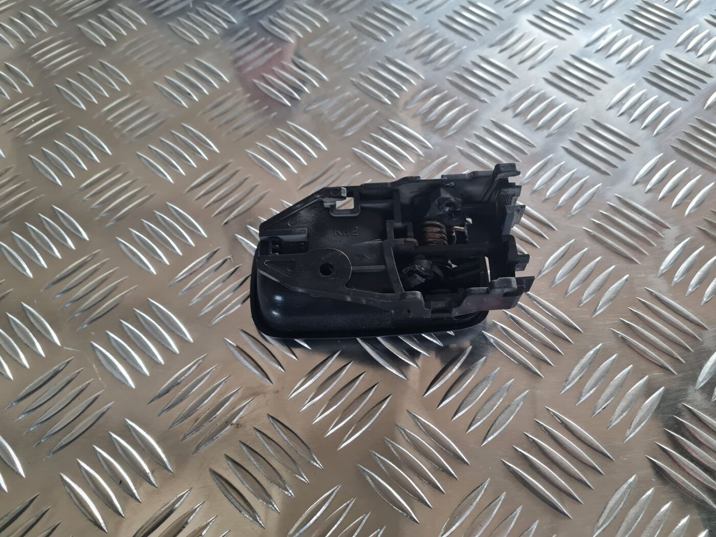 Salona durvju rokturis, aizmugures labais priekš MITSUBISHI LANCER 2006