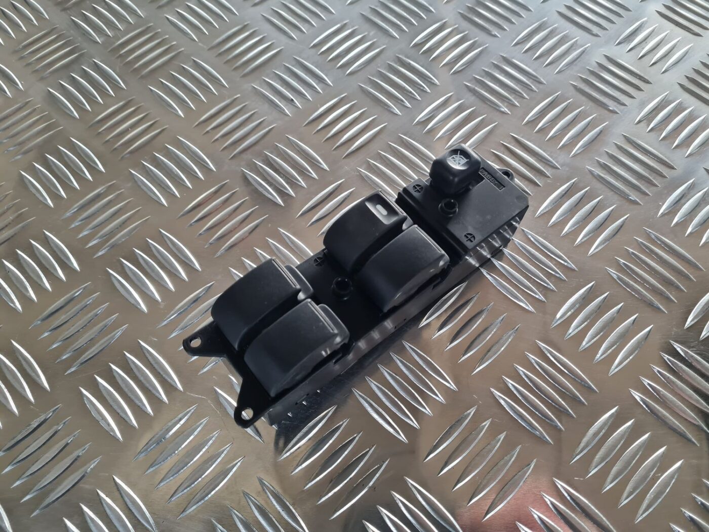 Šofera durvju slēdža pogas priekš MITSUBISHI LANCER 2006 2 Šofera durvju slēdža pogas priekš MITSUBISHI LANCER 2006