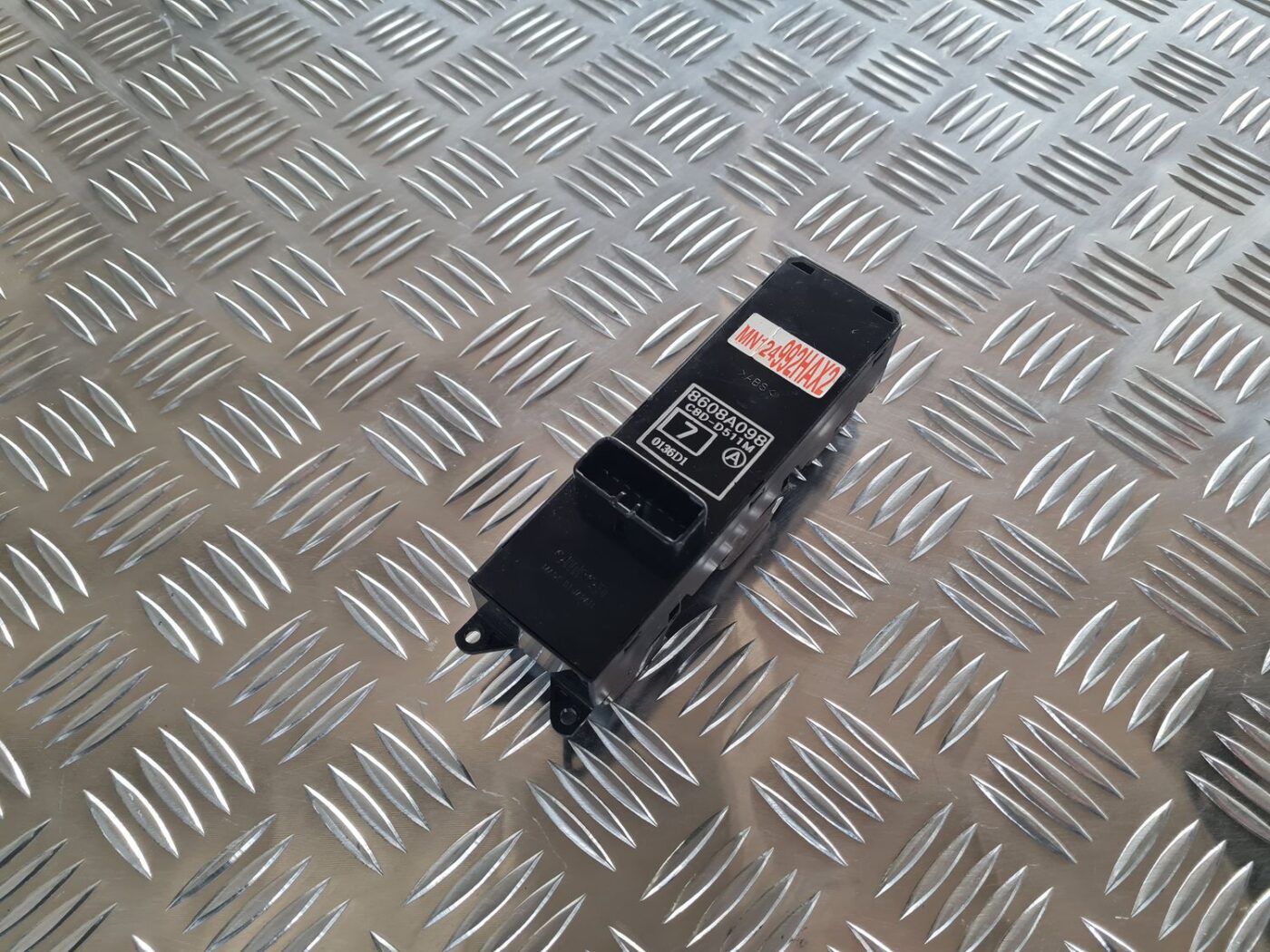 Šofera durvju slēdža pogas priekš MITSUBISHI LANCER 2006 4 Šofera durvju slēdža pogas priekš MITSUBISHI LANCER 2006