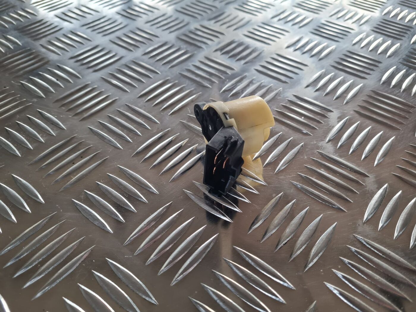 Aizdedzes slēdzenes kontakti priekš MITSUBISHI LANCER 2006 2 Aizdedzes slēdzenes kontakti priekš MITSUBISHI LANCER 2006