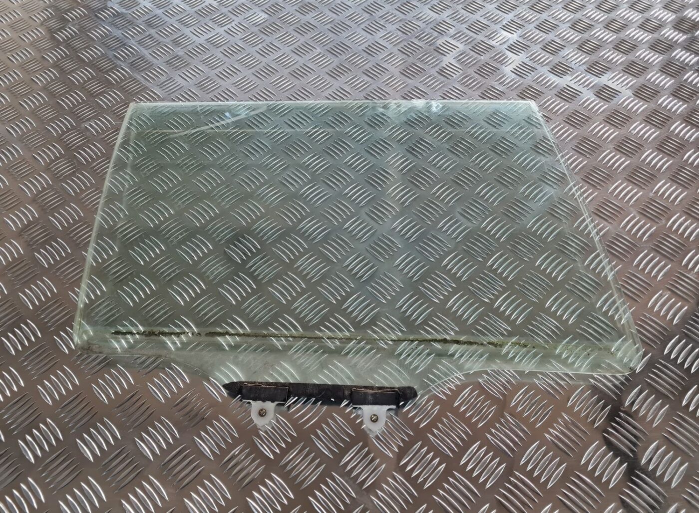 Aizmugurējo labo durvju stikls priekš MITSUBISHI LANCER 2006 1 Aizmugurējo labo durvju stikls priekš MITSUBISHI LANCER 2006