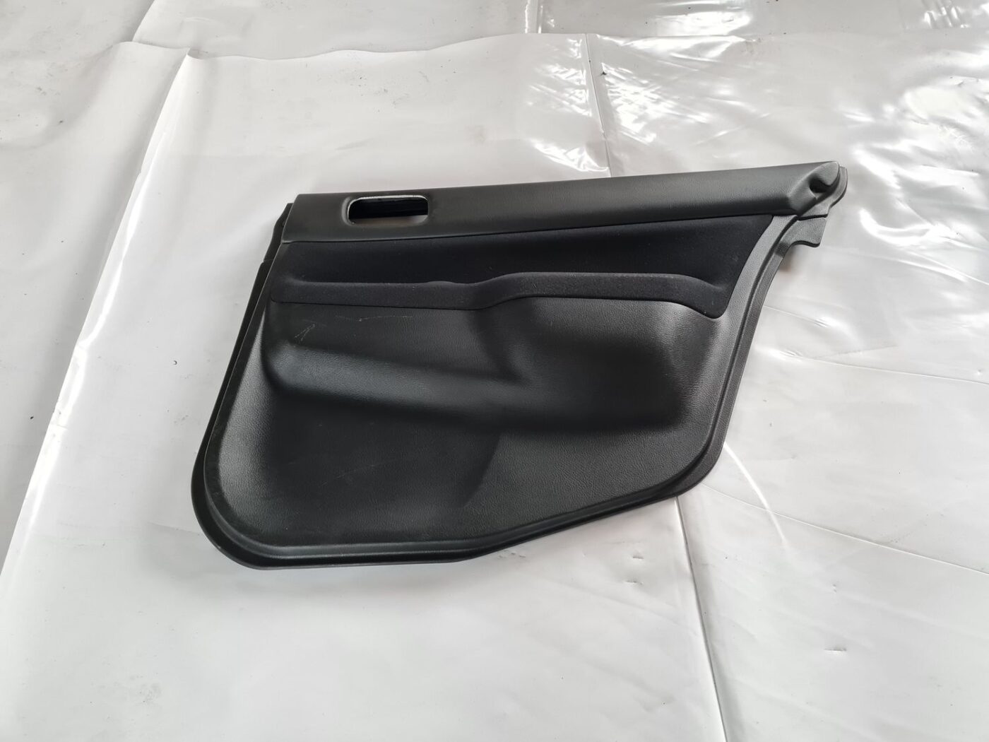 Aizmugurējo labo durvju apdare priekš MITSUBISHI LANCER 2006 1 Aizmugurējo labo durvju apdare priekš MITSUBISHI LANCER 2006