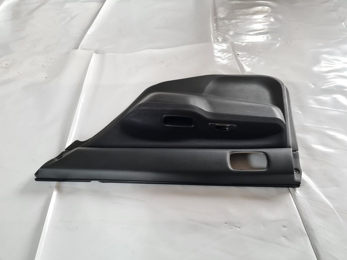 Aizmugurējo labo durvju apdare priekš MITSUBISHI LANCER 2006 2 Aizmugurējo labo durvju apdare priekš MITSUBISHI LANCER 2006