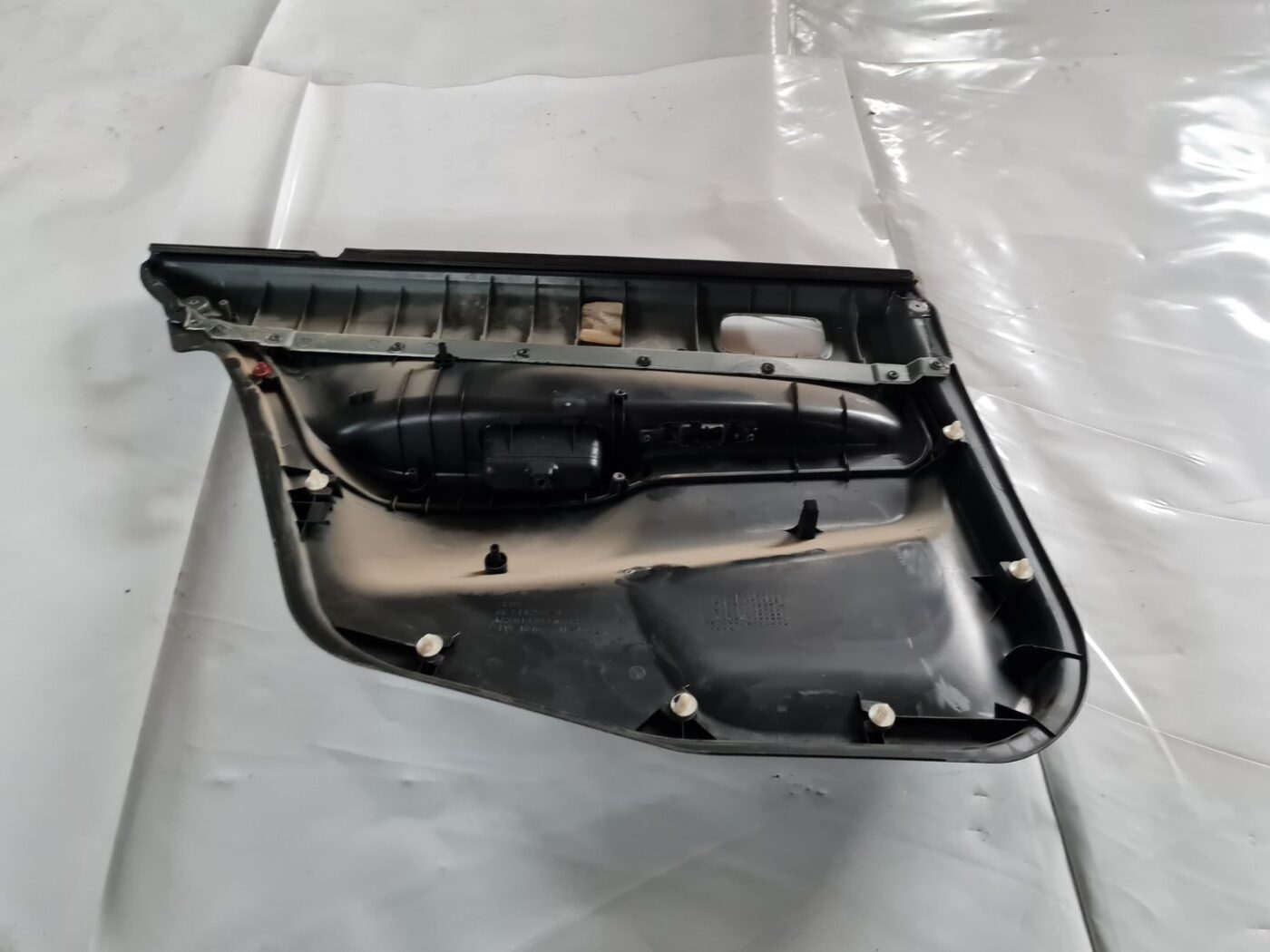 Aizmugurējo labo durvju apdare priekš MITSUBISHI LANCER 2006 4 Aizmugurējo labo durvju apdare priekš MITSUBISHI LANCER 2006