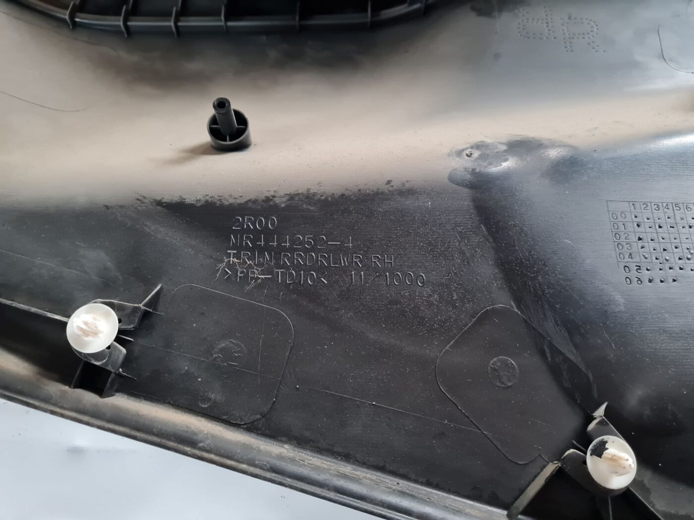 Aizmugurējo labo durvju apdare priekš MITSUBISHI LANCER 2006 3 Aizmugurējo labo durvju apdare priekš MITSUBISHI LANCER 2006