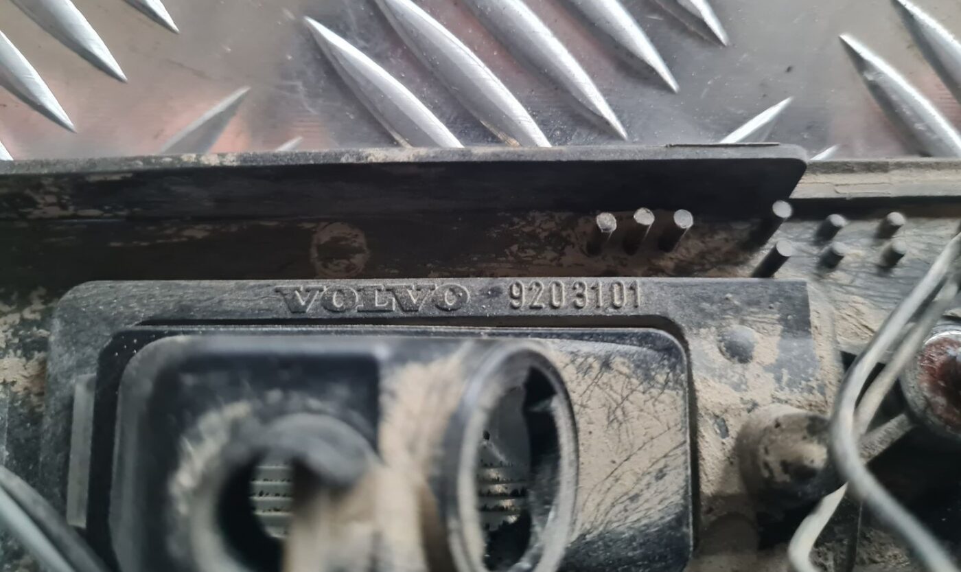 Numura zīmes gaismas uzlika komplektā priekš VOLVO V70 2003 SILVER 4 Numura zīmes gaismas uzlika komplektā priekš VOLVO V70 2003 SILVER