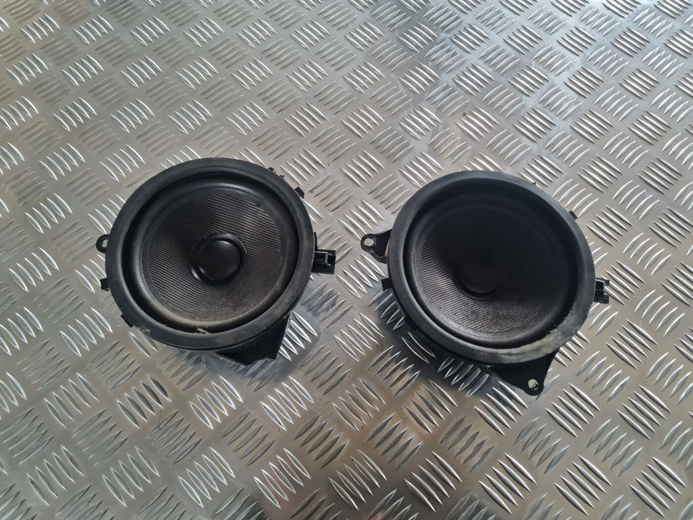 Durvju skaļrunis, apakšā priekš VOLVO V70 2003 SILVER 1 Durvju skaļrunis, apakšā priekš VOLVO V70 2003 SILVER