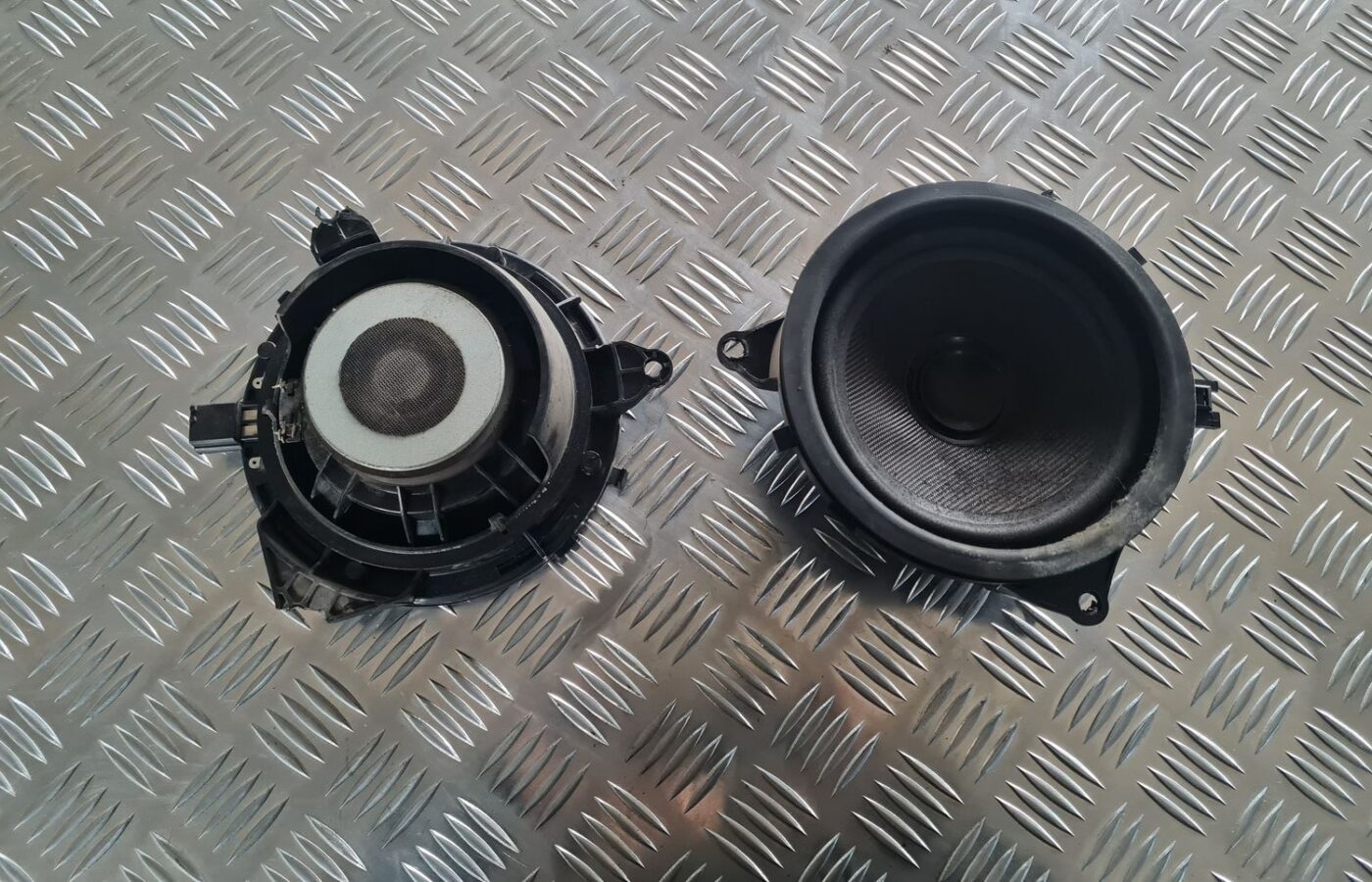 Durvju skaļrunis, apakšā priekš VOLVO V70 2003 SILVER 2 Durvju skaļrunis, apakšā priekš VOLVO V70 2003 SILVER