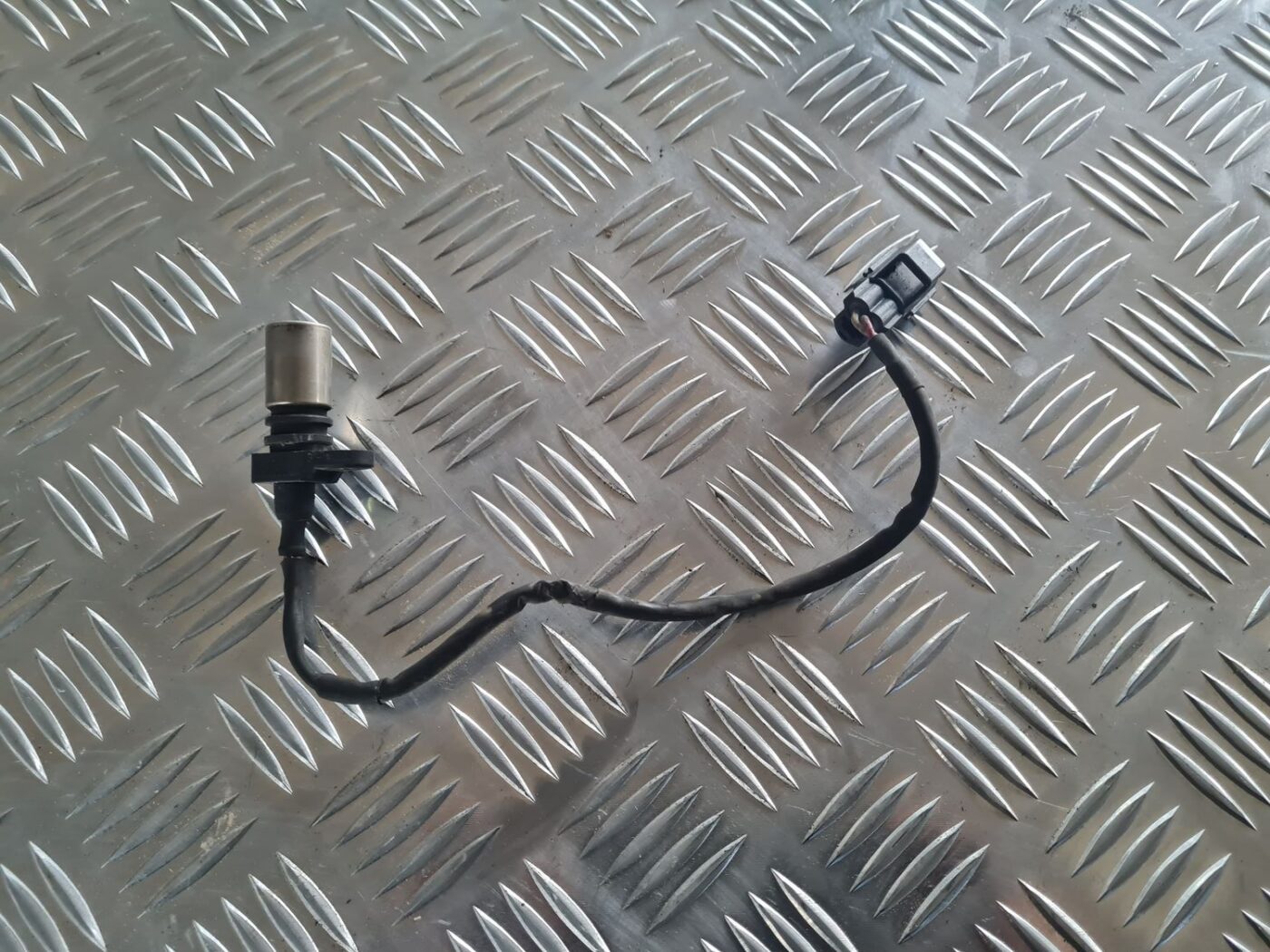 Kloķvārpstas devējs priekš VOLVO V70 2003 SILVER 1 Kloķvārpstas devējs priekš VOLVO V70 2003 SILVER