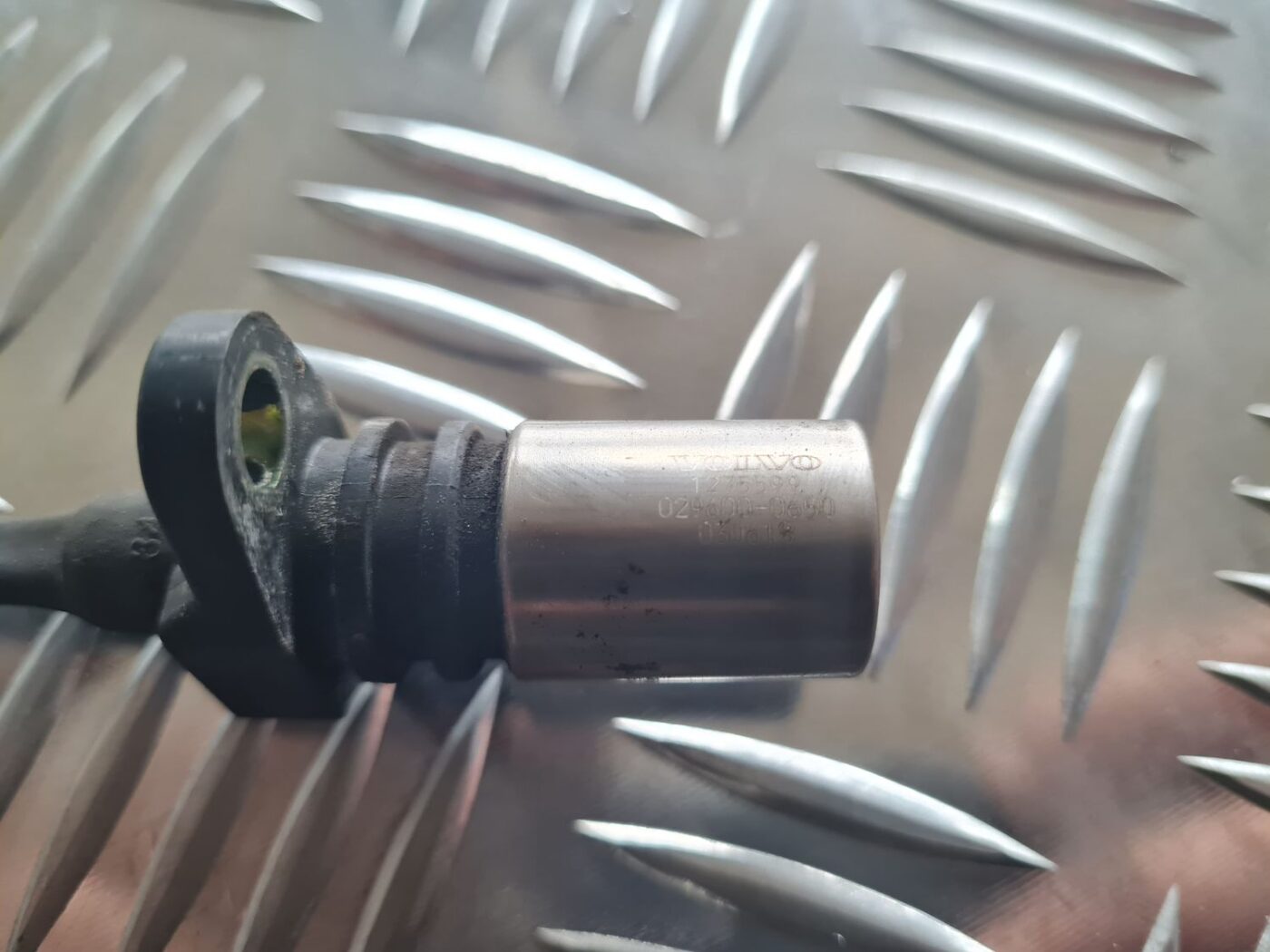 Kloķvārpstas devējs priekš VOLVO V70 2003 SILVER 3 Kloķvārpstas devējs priekš VOLVO V70 2003 SILVER