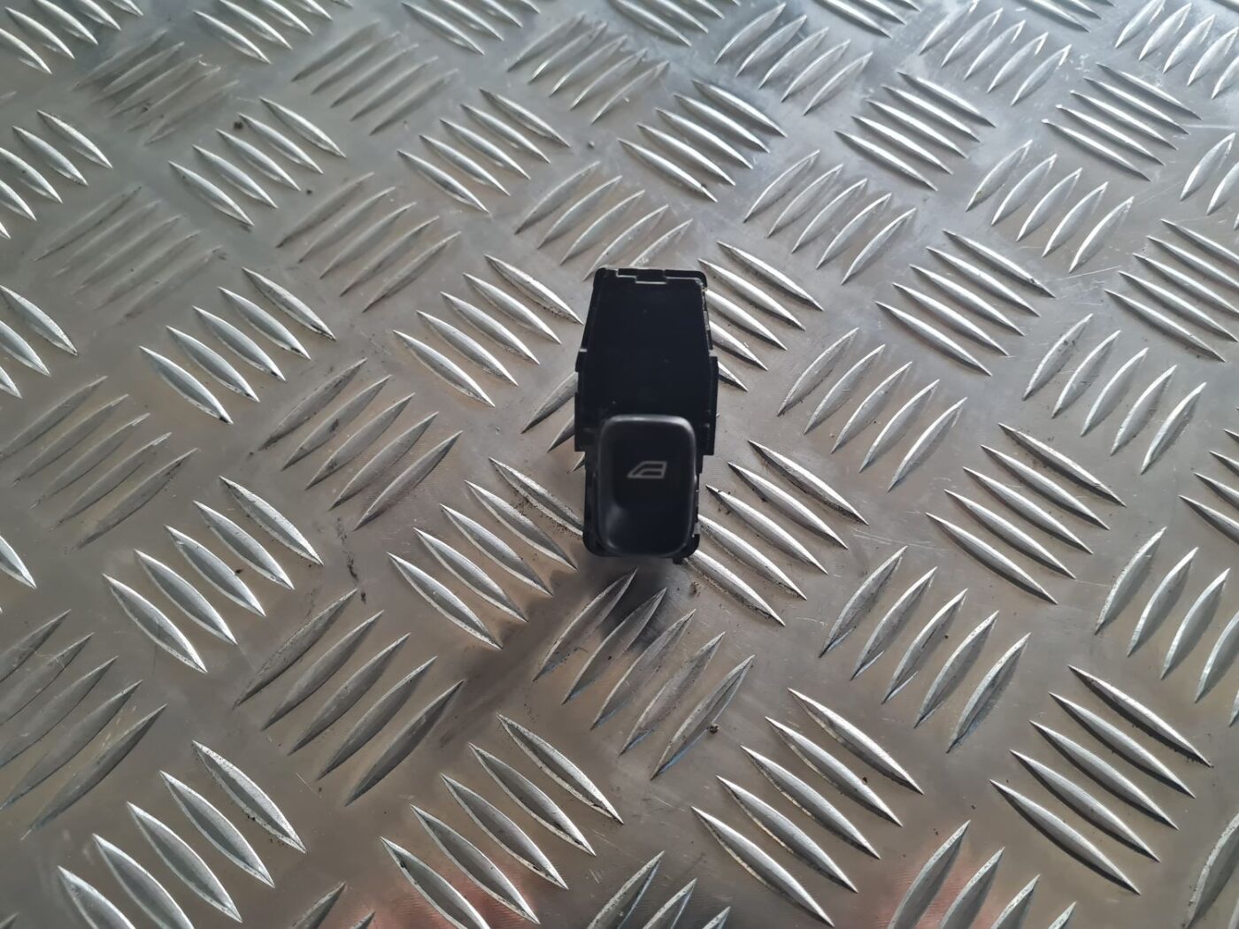 Stikla pacelšanas poga priekš VOLVO V70 2003 SILVER 1 Stikla pacelšanas poga priekš VOLVO V70 2003 SILVER