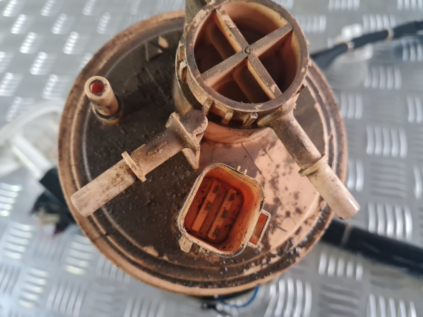 Degvielas tvertnes sūknis priekš VOLVO V70 2003 SILVER 2 Degvielas tvertnes sūknis priekš VOLVO V70 2003 SILVER