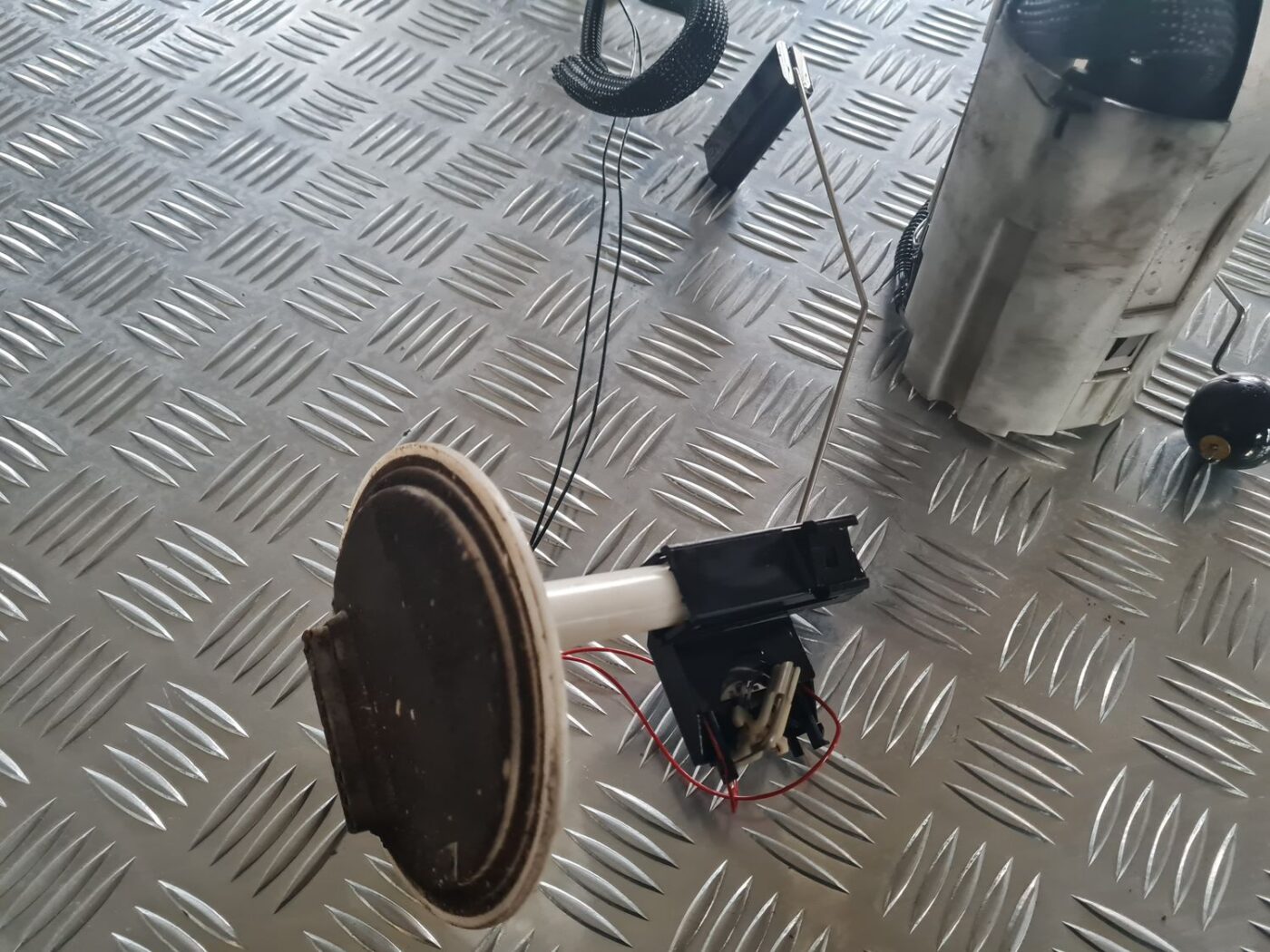 Degvielas tvertnes sūknis priekš VOLVO V70 2003 SILVER 3 Degvielas tvertnes sūknis priekš VOLVO V70 2003 SILVER