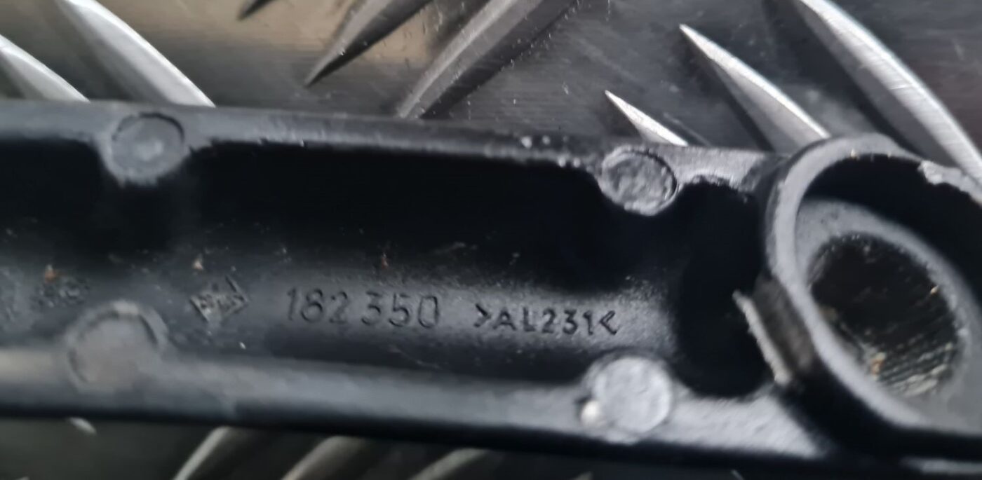 Vējstikla slotu turētāju komplekts priekš VOLVO V70 2003 SILVER