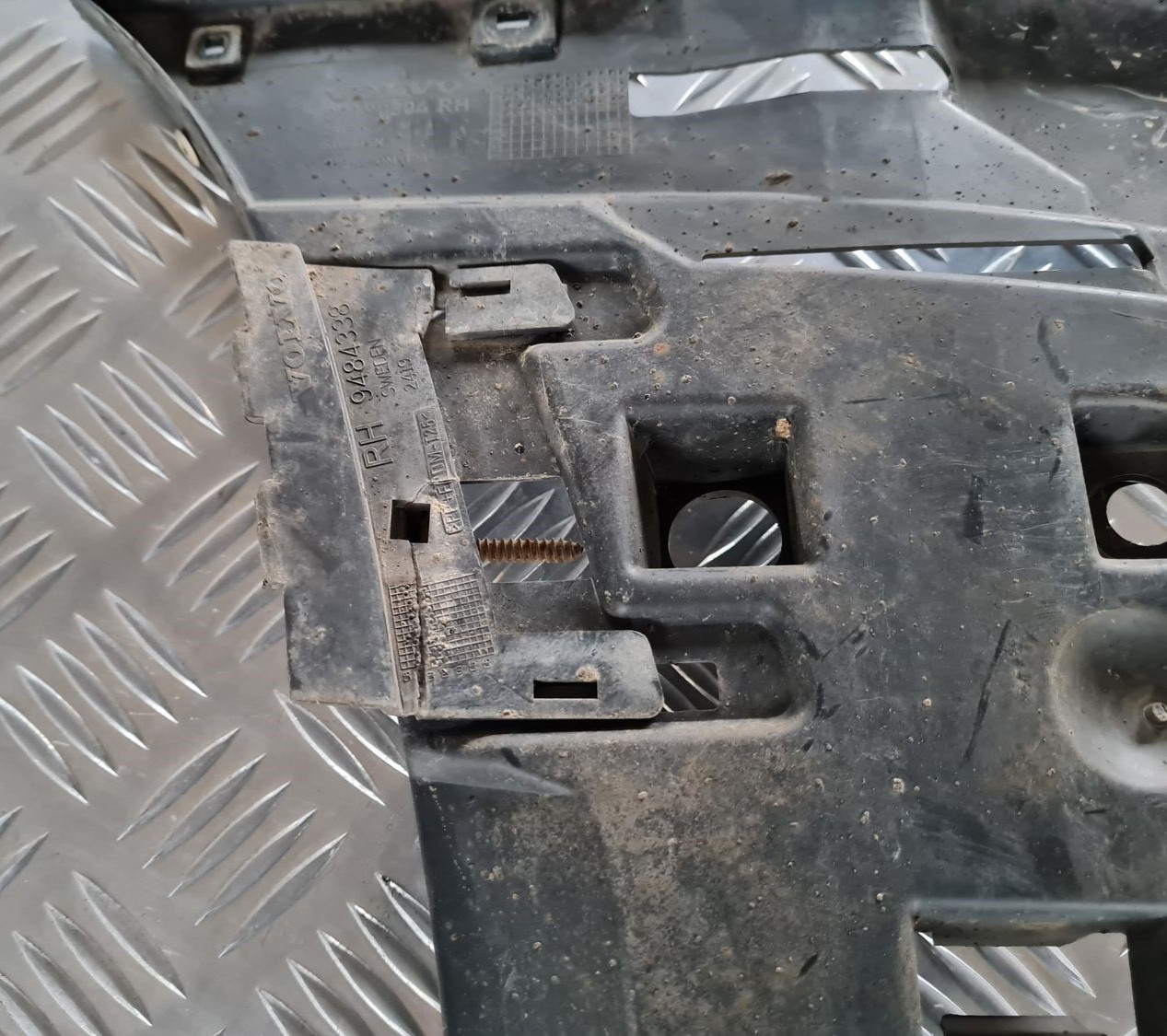 Priekšēja bufera labais kronšteins priekš VOLVO V70 2003 SILVER 4 Priekšēja bufera labais kronšteins priekš VOLVO V70 2003 SILVER