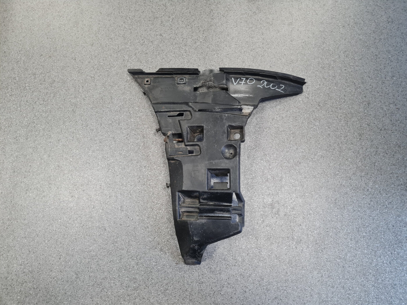 Priekšēja bufera labais kronšteins priekš VOLVO V70 2002 ASHGOLD 1 Priekšēja bufera labais kronšteins priekš VOLVO V70 2002 ASHGOLD