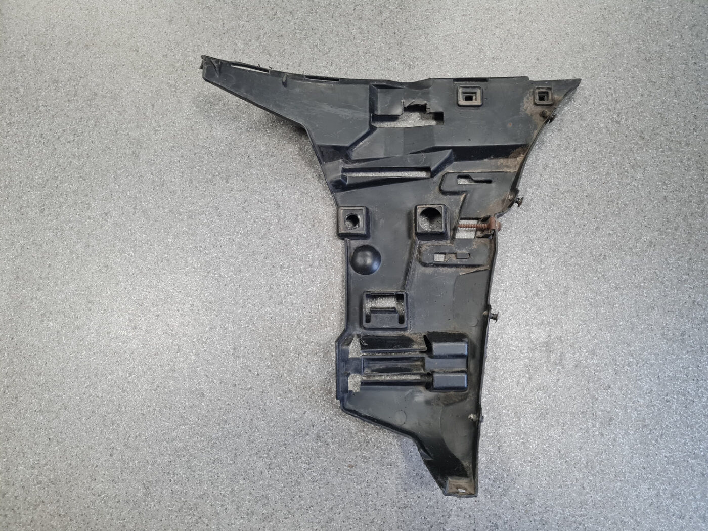 Priekšēja bufera labais kronšteins priekš VOLVO V70 2002 ASHGOLD 9 Priekšēja bufera labais kronšteins priekš VOLVO V70 2002 ASHGOLD