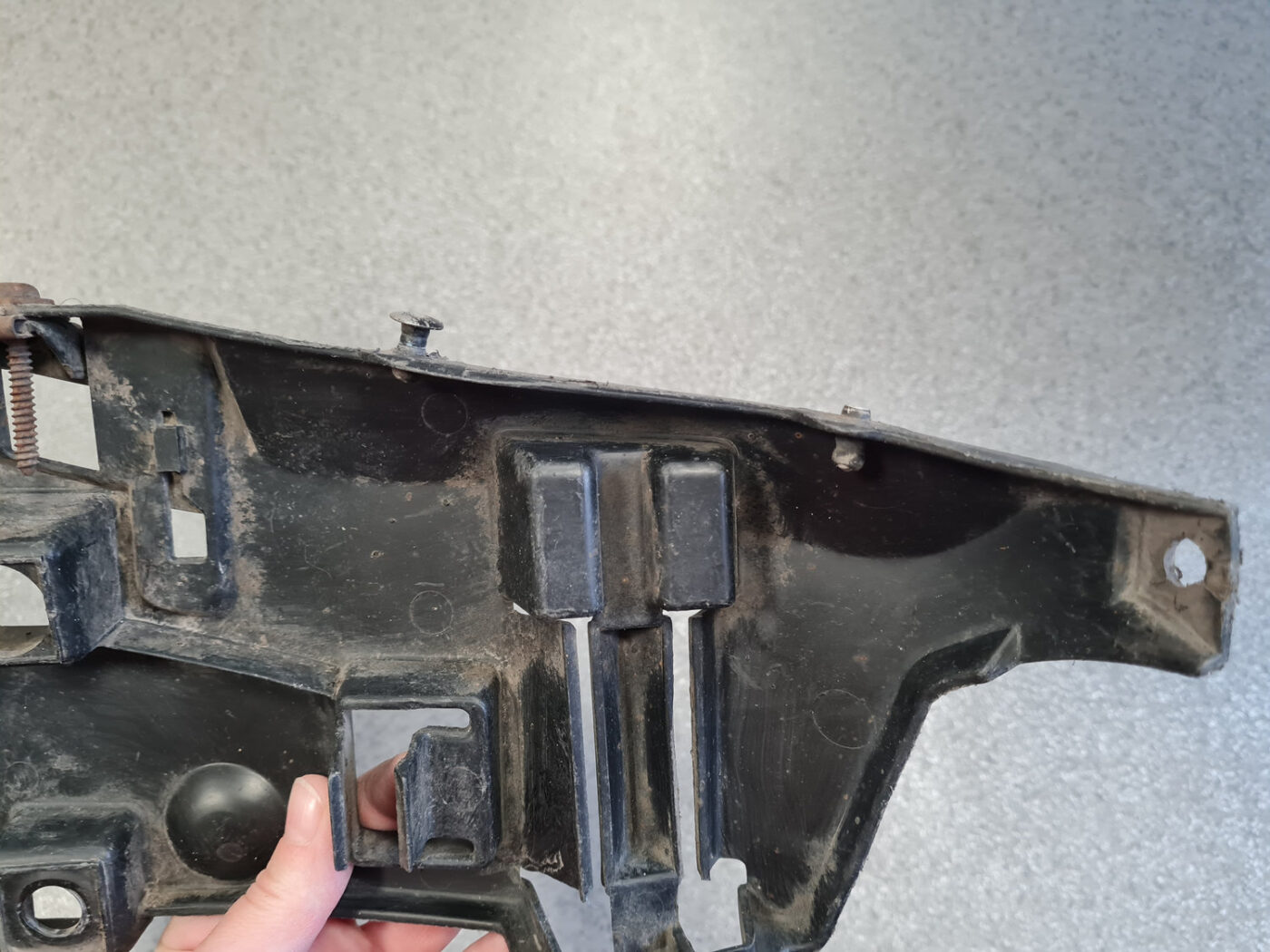 Priekšēja bufera labais kronšteins priekš VOLVO V70 2002 ASHGOLD 8 Priekšēja bufera labais kronšteins priekš VOLVO V70 2002 ASHGOLD