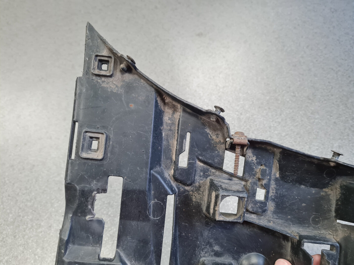 Priekšēja bufera labais kronšteins priekš VOLVO V70 2002 ASHGOLD 7 Priekšēja bufera labais kronšteins priekš VOLVO V70 2002 ASHGOLD