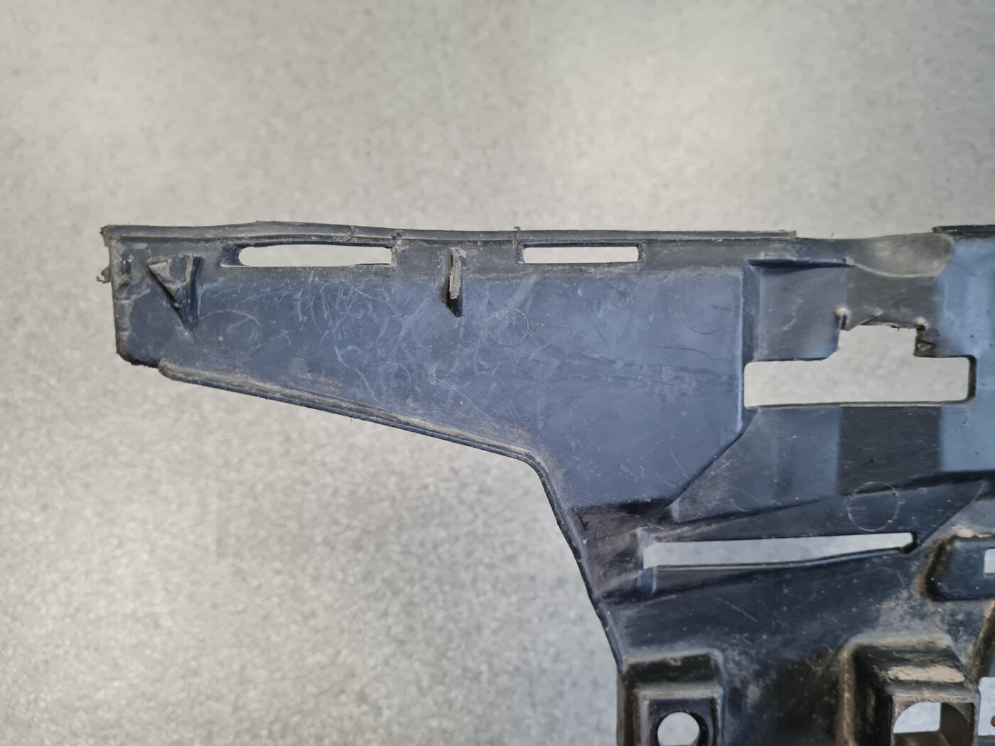 Priekšēja bufera labais kronšteins priekš VOLVO V70 2002 ASHGOLD 6 Priekšēja bufera labais kronšteins priekš VOLVO V70 2002 ASHGOLD