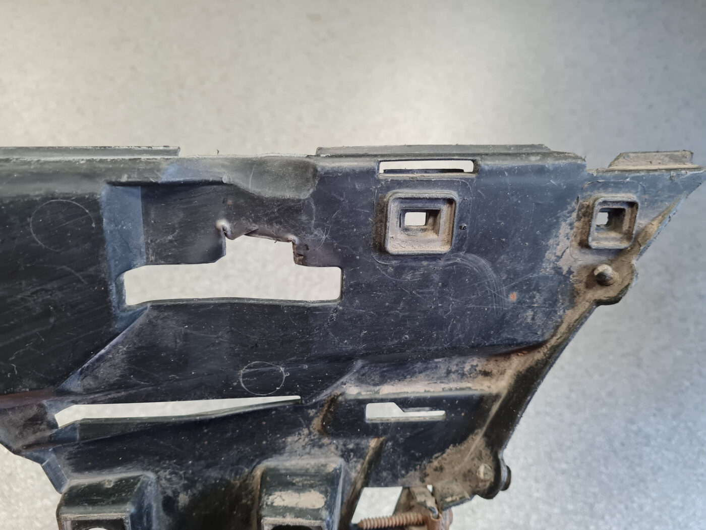 Priekšēja bufera labais kronšteins priekš VOLVO V70 2002 ASHGOLD 5 Priekšēja bufera labais kronšteins priekš VOLVO V70 2002 ASHGOLD