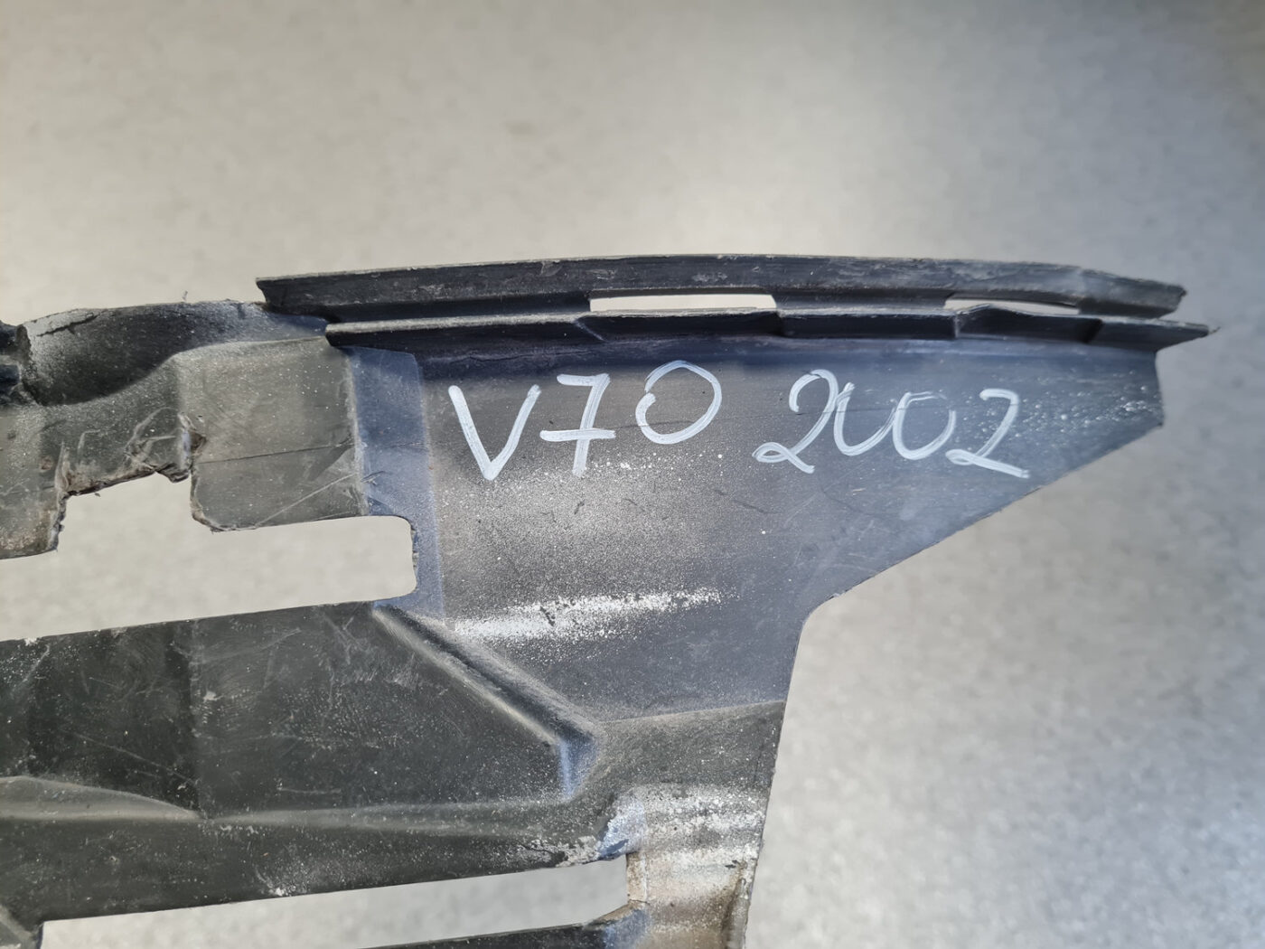 Priekšēja bufera labais kronšteins priekš VOLVO V70 2002 ASHGOLD 3 Priekšēja bufera labais kronšteins priekš VOLVO V70 2002 ASHGOLD