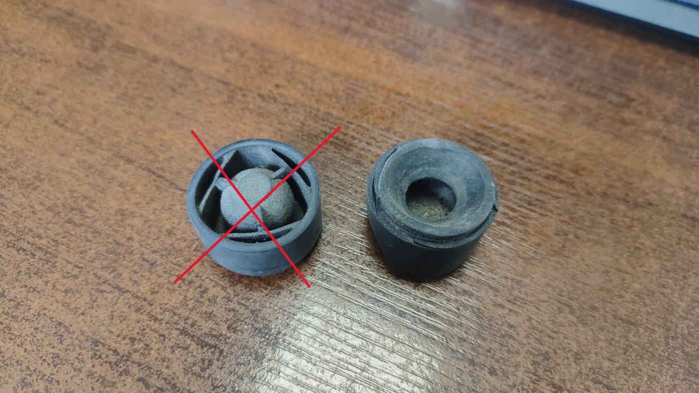 Dzinēja vāka bukse priekš AUDI A4 2005 1 Dzinēja vāka bukse priekš AUDI A4 2005