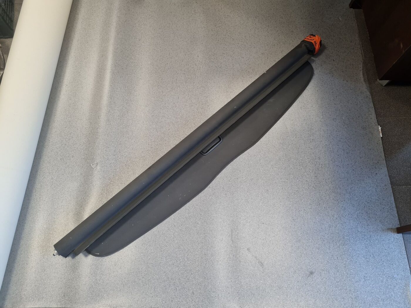 Bagāžnieka žalūzija priekš VW PASSAT 2004 UNIVERSAL GREY 2 Bagāžnieka žalūzija priekš VW PASSAT 2004 UNIVERSAL GREY