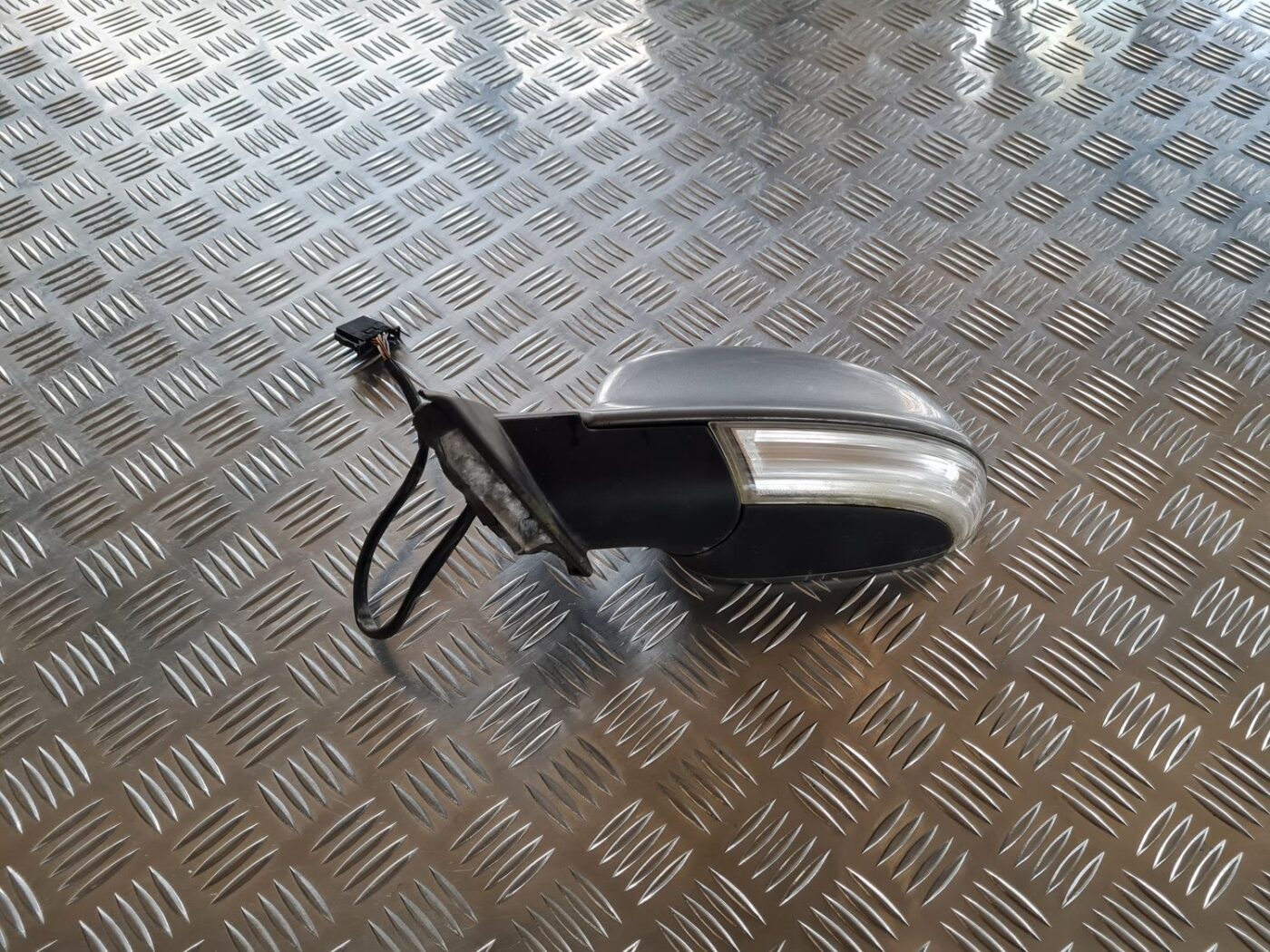 Ārējais spogulis, pa kreisi priekš VW PASSAT 2004 UNIVERSAL GREY 5 Ārējais spogulis, pa kreisi priekš VW PASSAT 2004 UNIVERSAL GREY