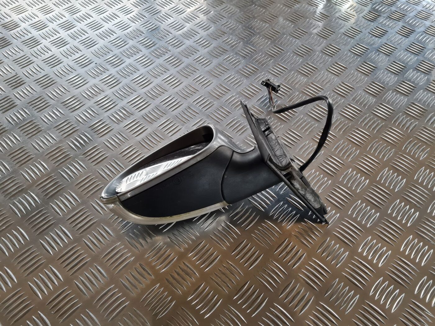 Ārējais spogulis, pa kreisi priekš VW PASSAT 2004 UNIVERSAL GREY 4 Ārējais spogulis, pa kreisi priekš VW PASSAT 2004 UNIVERSAL GREY