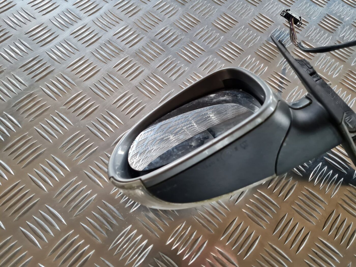 Ārējais spogulis, pa kreisi priekš VW PASSAT 2004 UNIVERSAL GREY 3 Ārējais spogulis, pa kreisi priekš VW PASSAT 2004 UNIVERSAL GREY