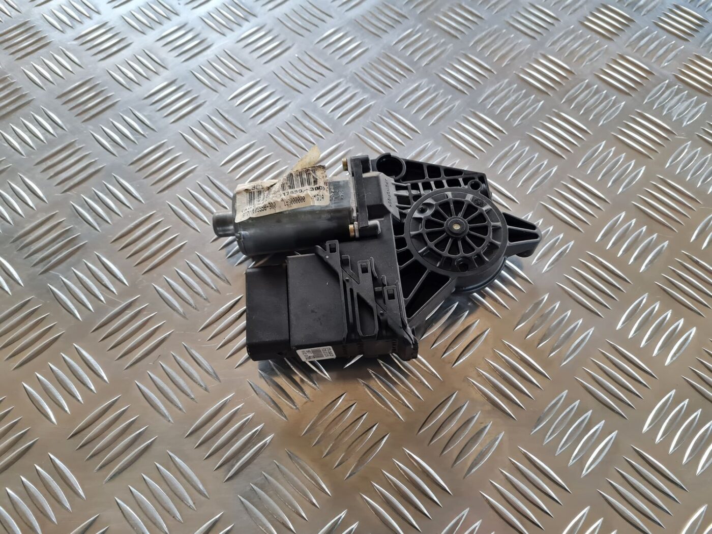 Elektrisko stiklu motors priekš VW PASSAT 2004 UNIVERSAL GREY 1 Elektrisko stiklu motors priekš VW PASSAT 2004 UNIVERSAL GREY