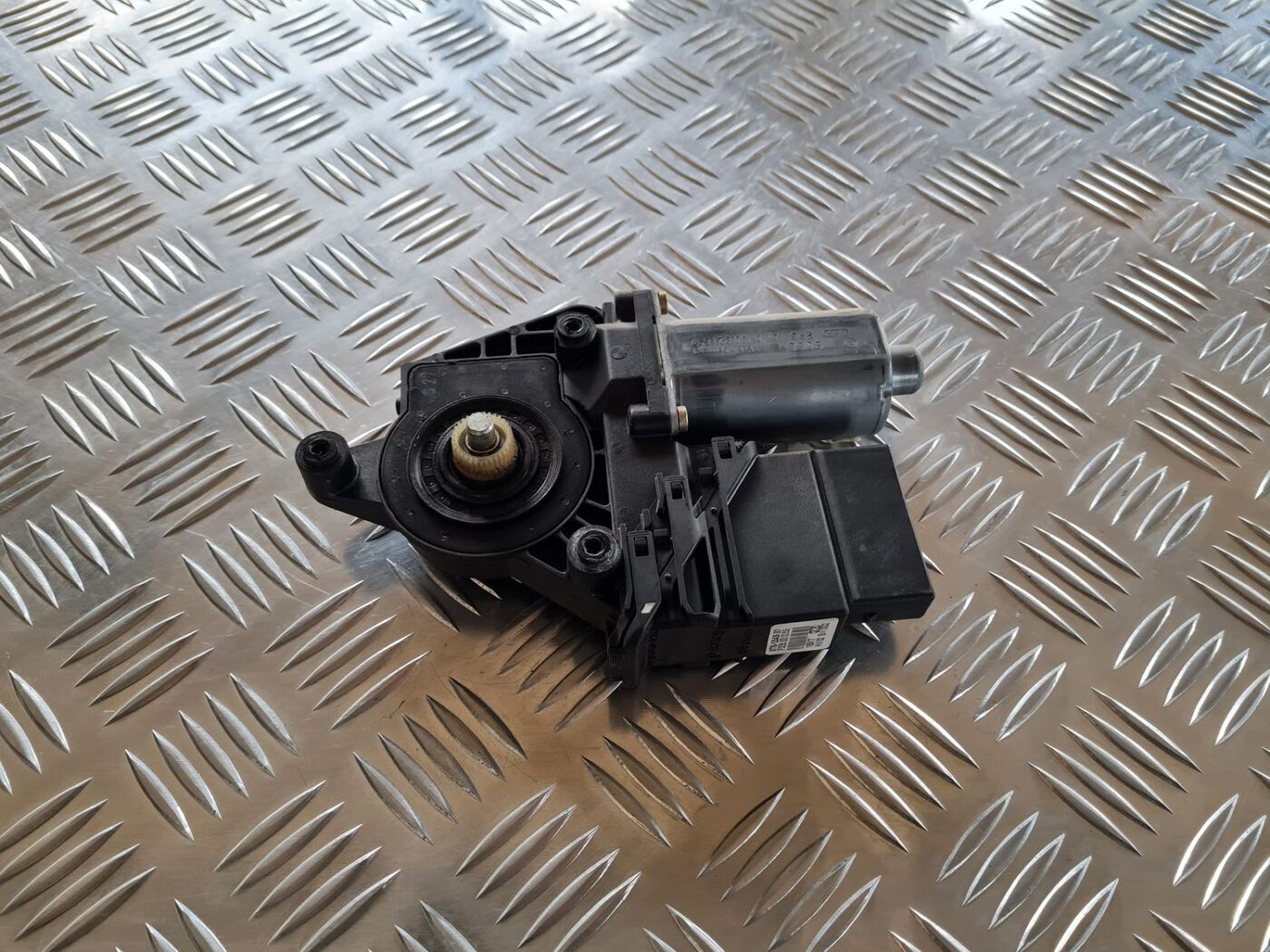 Elektrisko stiklu motors priekš VW PASSAT 2004 UNIVERSAL GREY 4 Elektrisko stiklu motors priekš VW PASSAT 2004 UNIVERSAL GREY