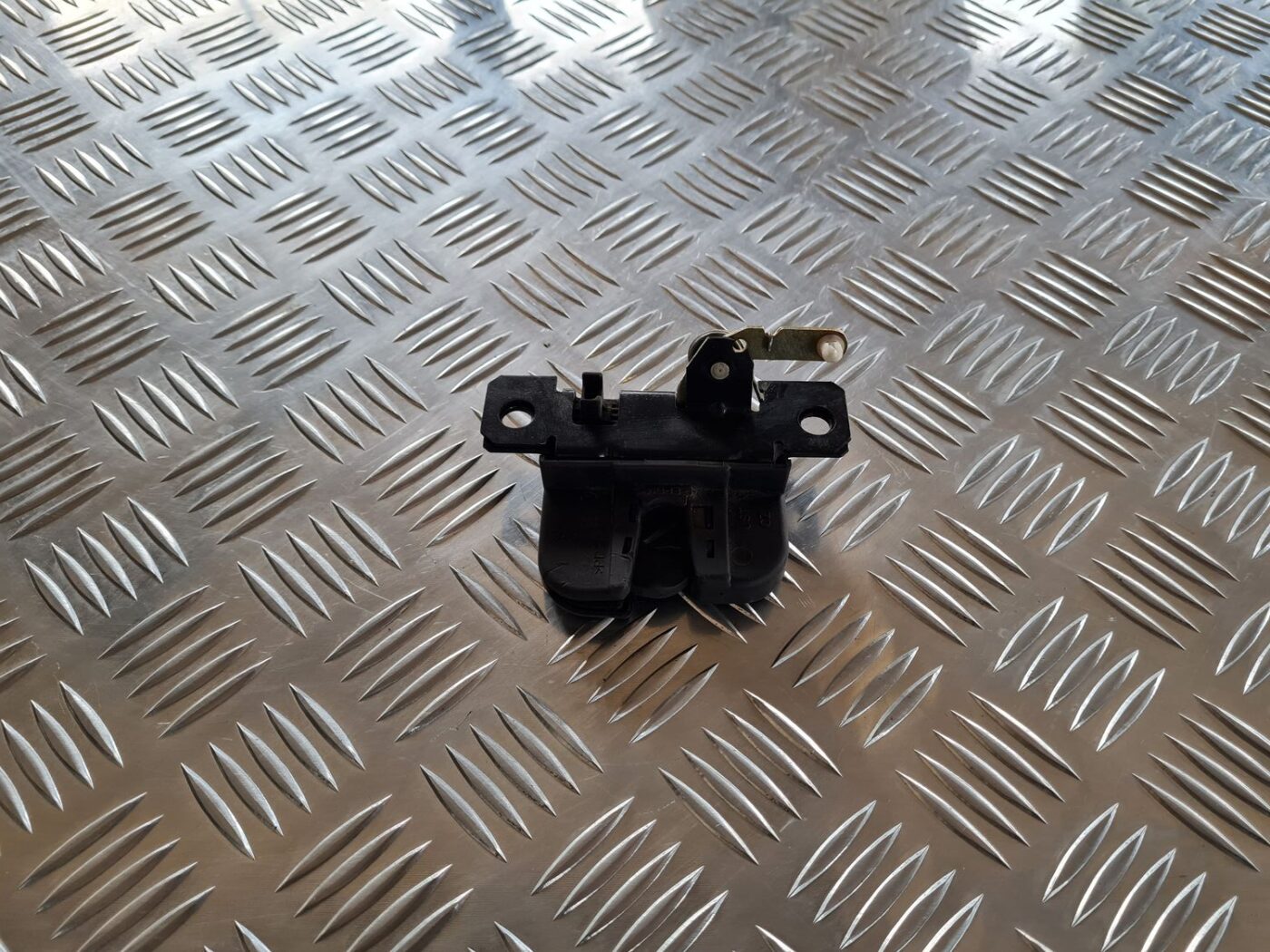 Bagāžnieka vāka slēdzene priekš VW PASSAT 2004 UNIVERSAL GREY 1 Bagāžnieka vāka slēdzene priekš VW PASSAT 2004 UNIVERSAL GREY