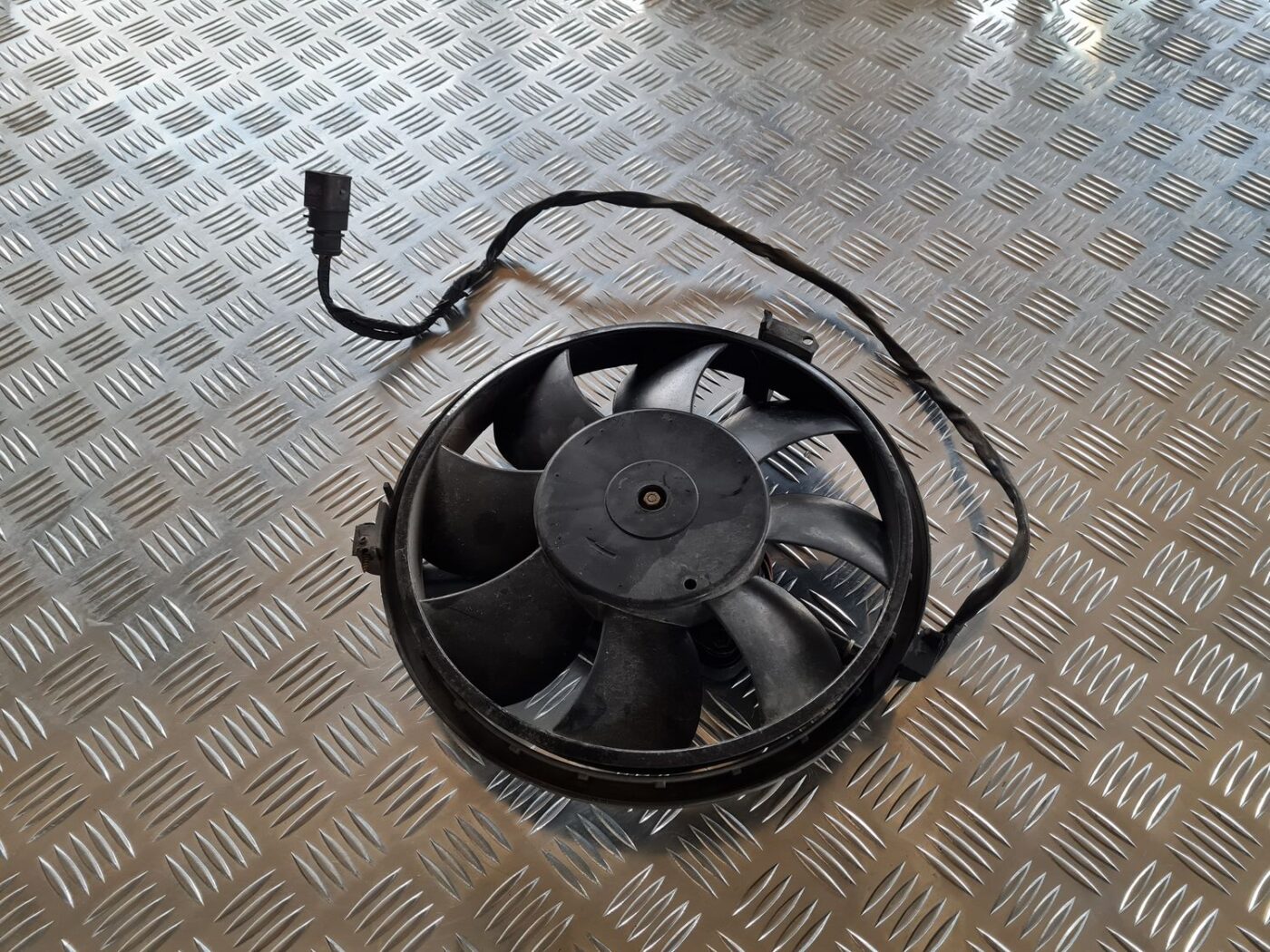 Dzesēšanas radiatora ventilators priekš VW PASSAT 2004 UNIVERSAL GREY 2 Dzesēšanas radiatora ventilators priekš VW PASSAT 2004 UNIVERSAL GREY